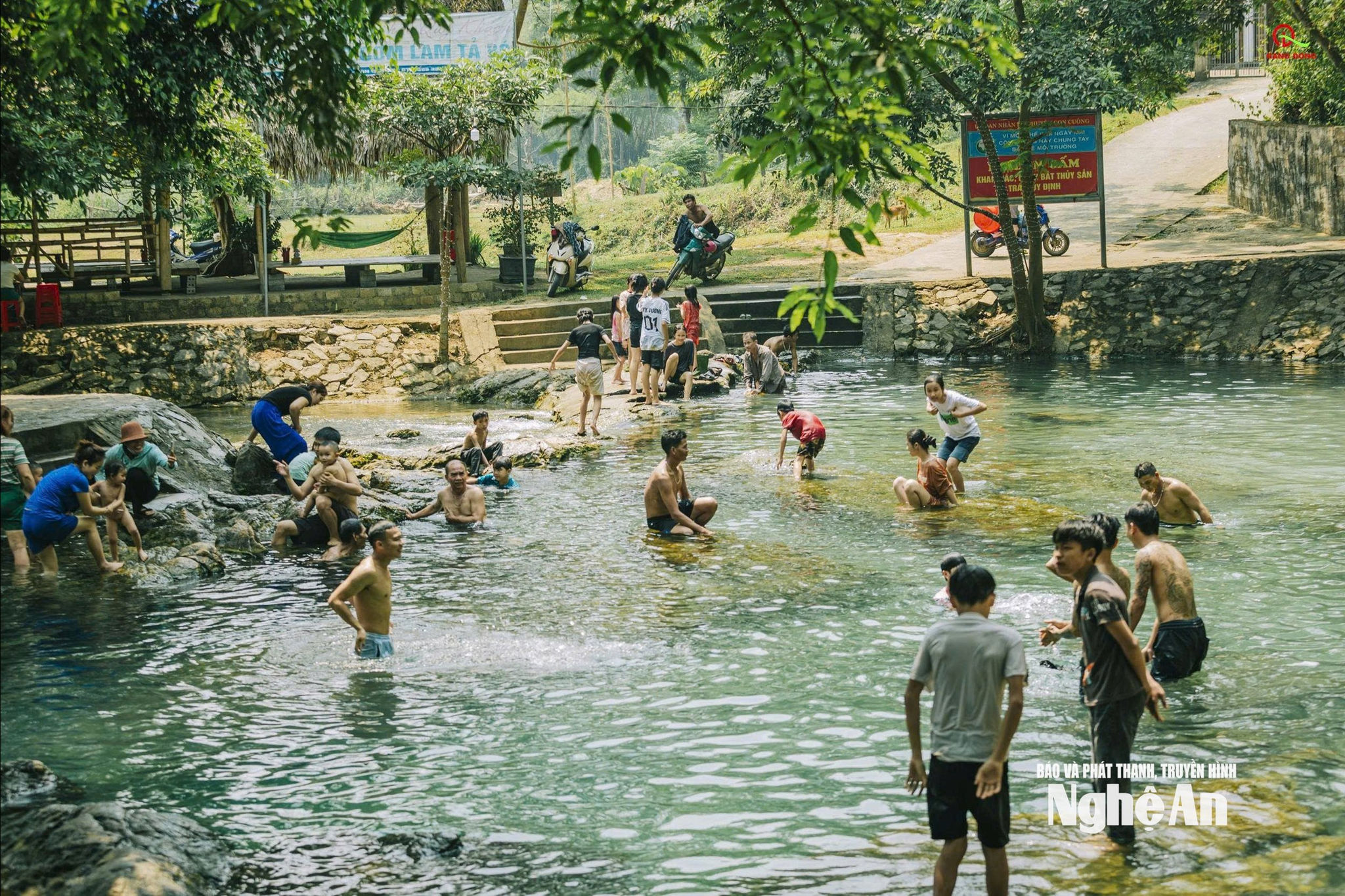 Khe Nước Mọc tại bản Nưa (Con Cuông) được đưa vào sử dụng du lịch cộng đồng. Ảnh: Công Sáng