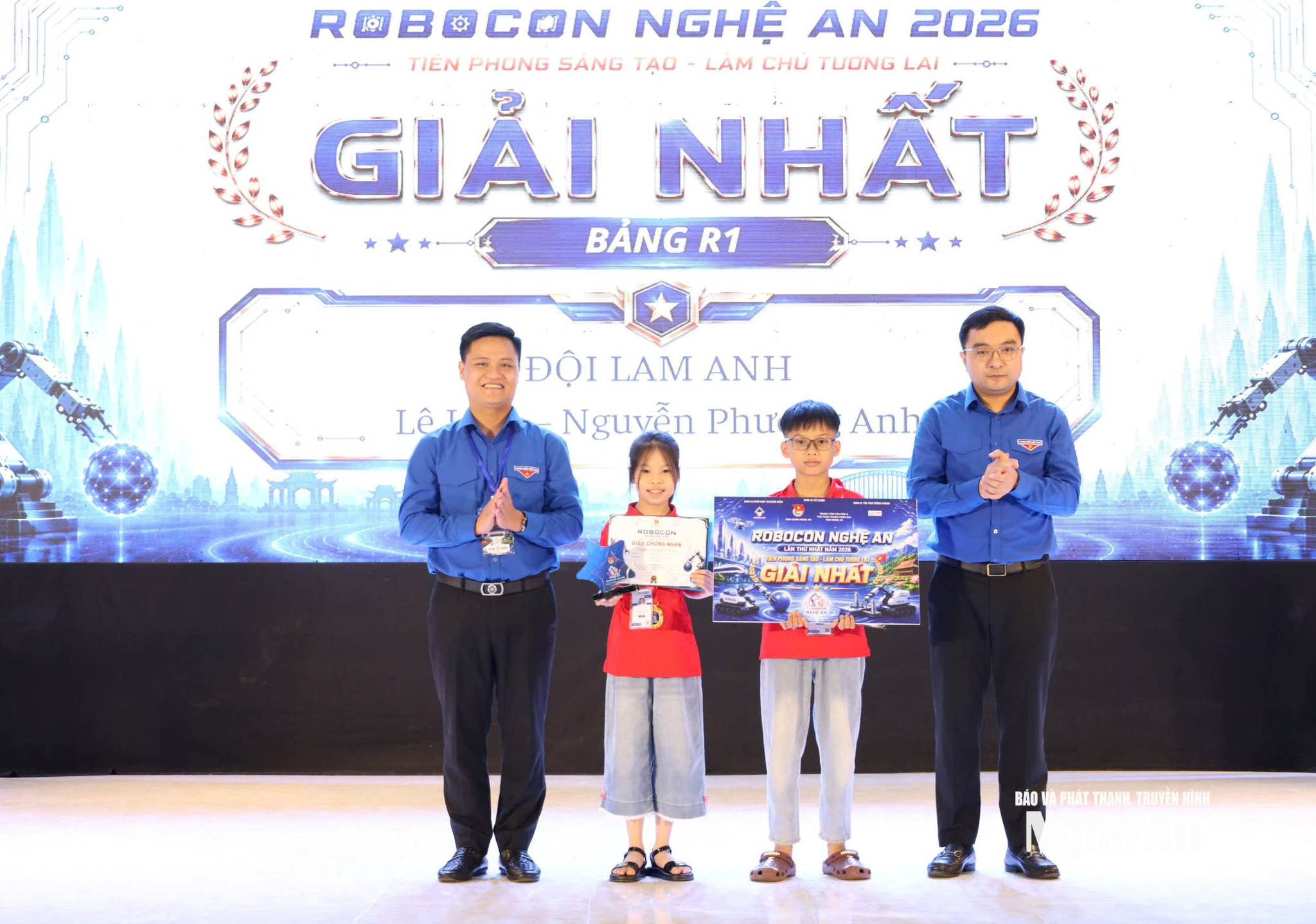 Ban Tổ chức trao trao giải nhất