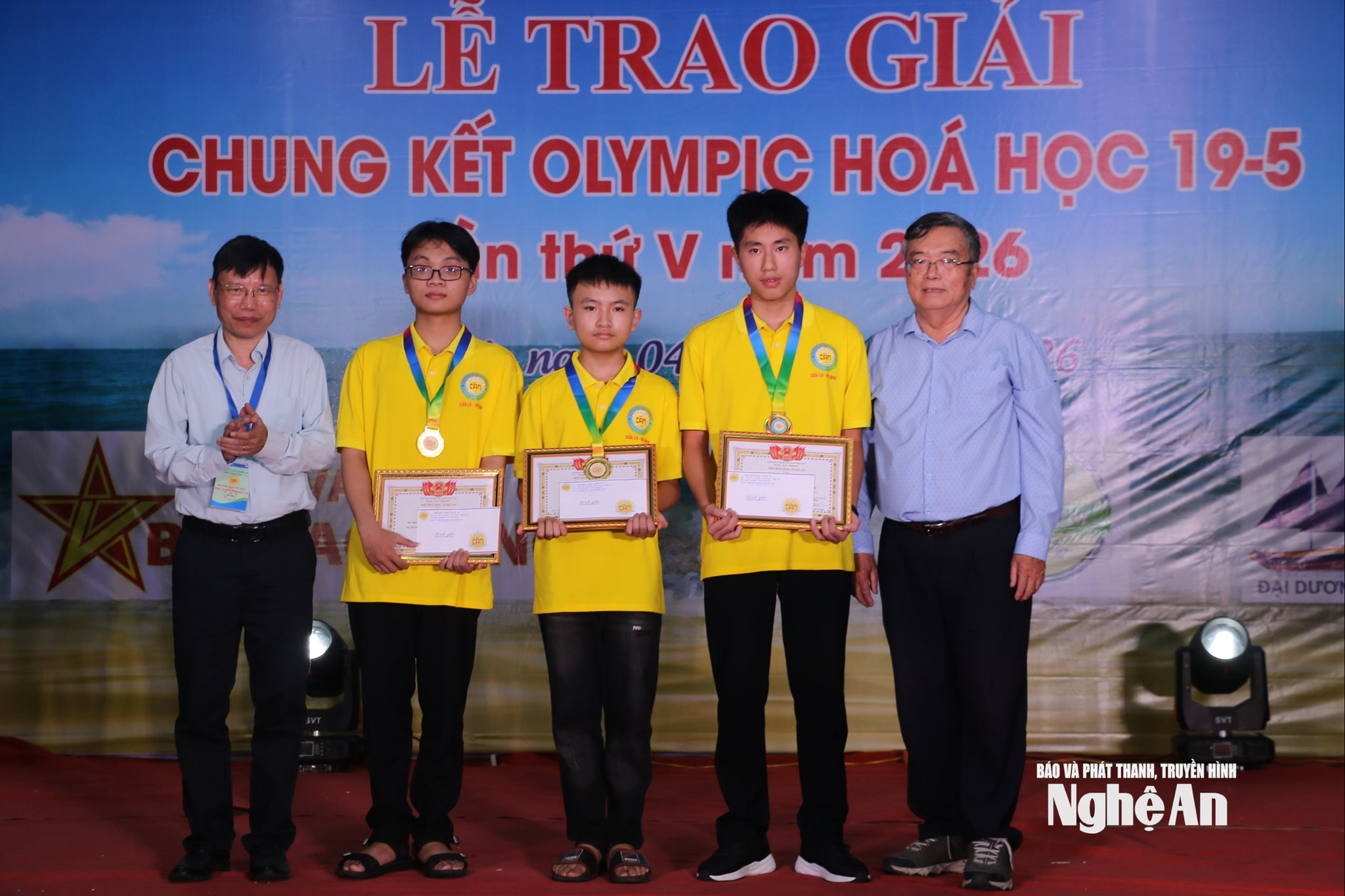LỄ TRAO GIẢI CHUNG KẾT OLYMPIC HOÁ HỌC 19-5 LẦN THỨ V - THỜI SỰ NTV