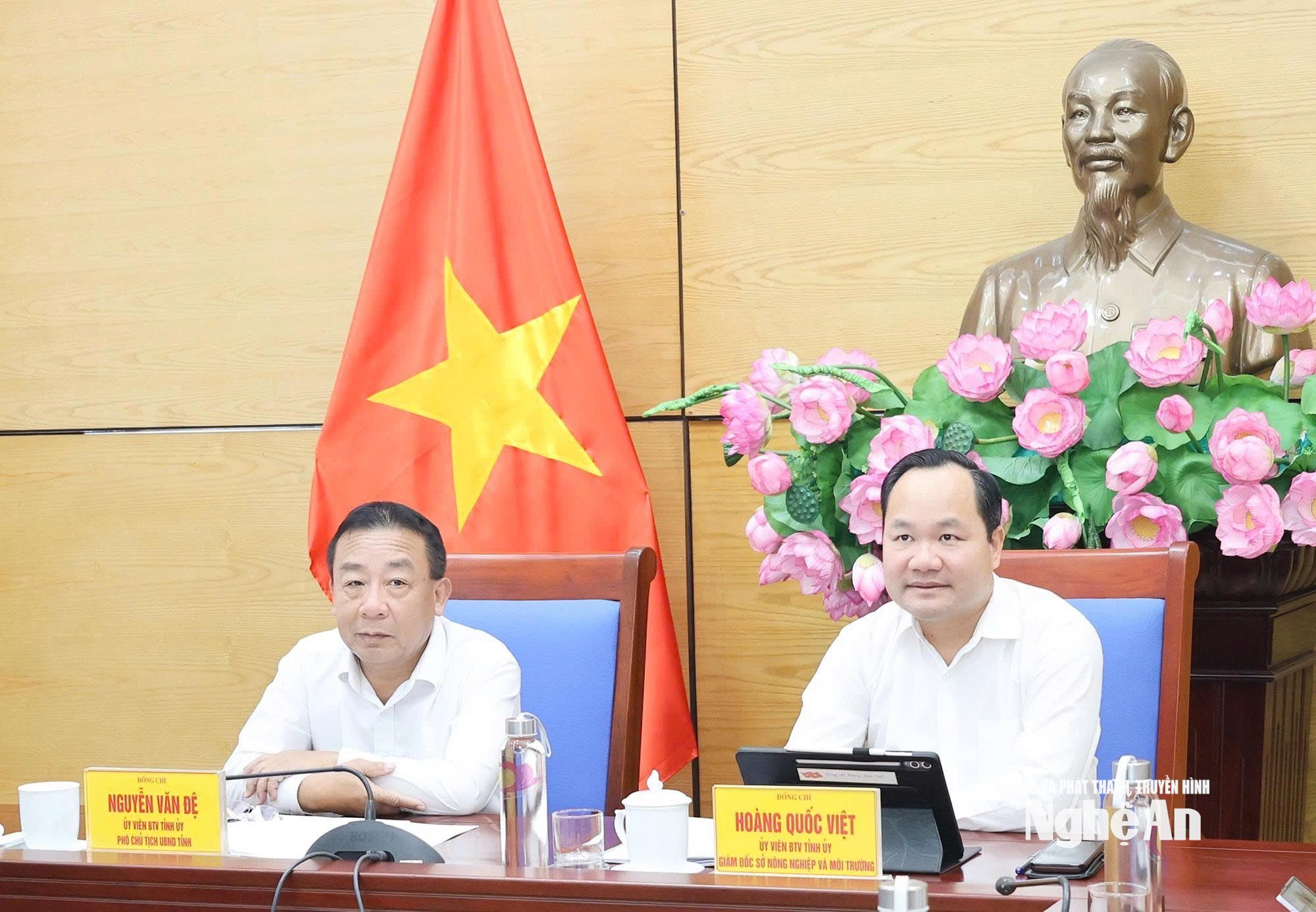 Đồng chí Nguyễn Văn Đệ, UVBTV Tỉnh ủy, Phó Chủ tịch UBND tỉnh và đồng chí Hoàng Quốc Việt, Giám đốc Sở Nông nghiệp và Môi trường chủ trì tại điểm cầu Nghệ An