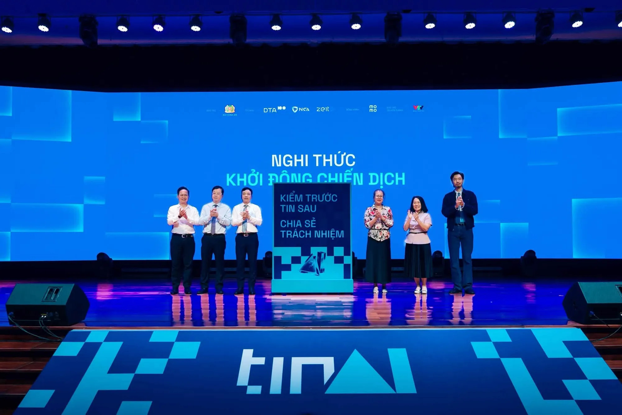 Các đại biểu thực hiện nghi thức khởi động Chiến dịch Tin AI?