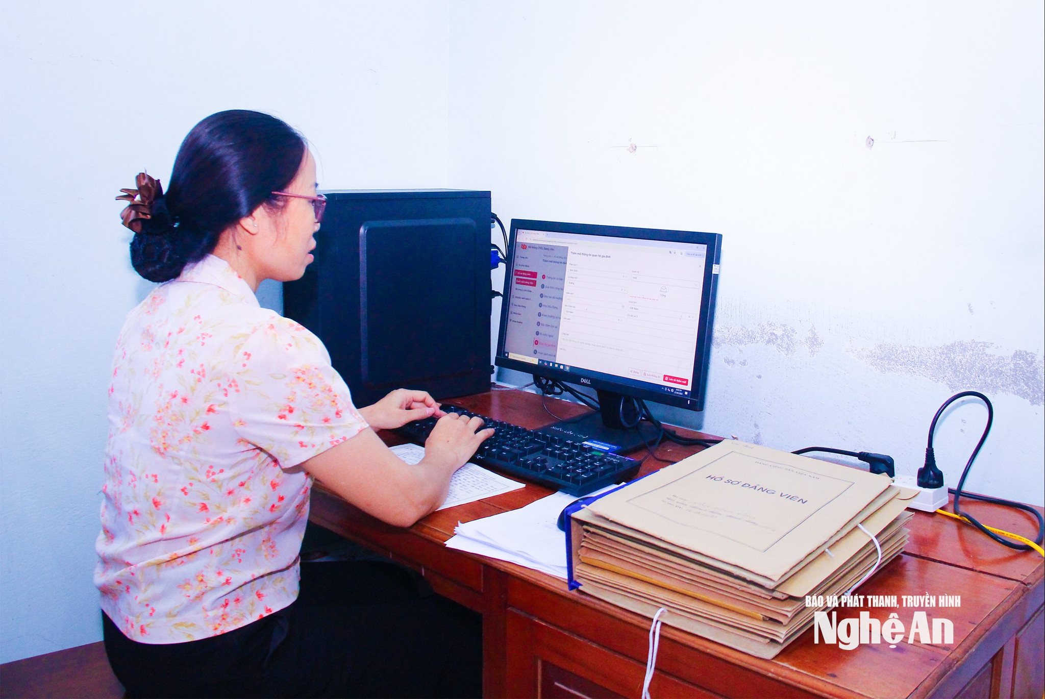 Cán bộ ban Xây dựng Đảng, xã Xuân Lâm cập nhật dữ liệu đảng viên lên môi trường số. Ảnh Mai Hoa