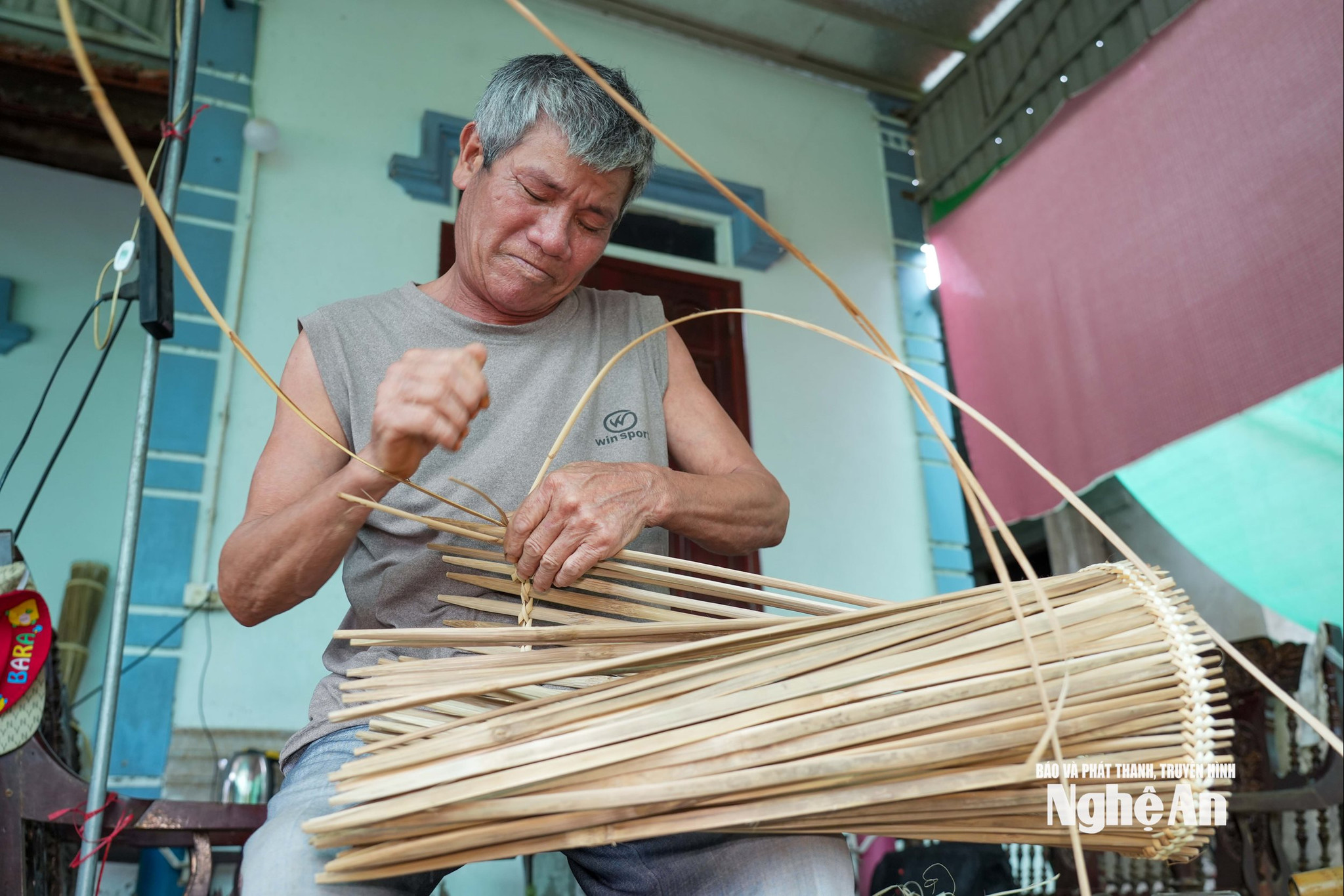 Ông Nguyễn Thanh Thường chia sẻ, ông theo nghề đan nơm từ khi mới hơn 10 tuổi, đến nay đã là đời thứ ba trong gia đình gắn bó với nghề. Theo ông, những năm gần đây nguồn nguyên liệu ngày càng khan hiếm. Tre gai dùng để đan nơm phải tìm mua từ các xã miền núi Nghệ An, Thanh Hóa, thậm chí có thời điểm phải nhập từ Lào do trong tỉnh không còn nhiều nguồn tre đạt yêu cầu.