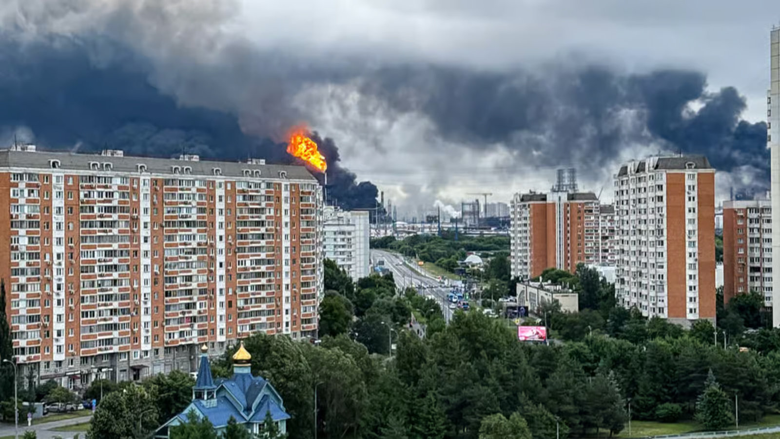 Khói đen bốc lên từ nhà máy lọc dầu Kapotnya ở vùng ngoại ô phía đông nam Moscow, ngày 18/6/2026. Ảnh: AFP / Scanpix / LETA