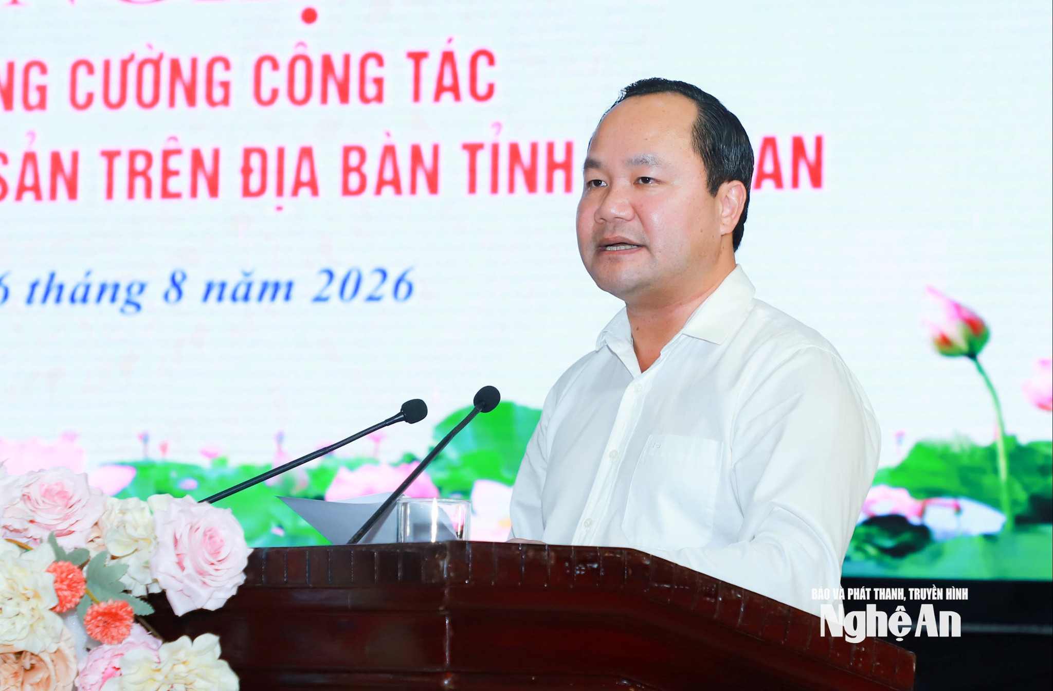 Đồng ch&iacute; Ho&agrave;ng Quốc Việt - Ủy vi&ecirc;n Ban Thường vụ Tỉnh ủy, Gi&aacute;m đốc Sở N&ocirc;ng nghiệp v&agrave; M&ocirc;i trường tr&igrave;nh b&agrave;y b&aacute;o c&aacute;o t&igrave;nh h&igrave;nh quản l&yacute; Nh&agrave; nước về kho&aacute;ng sản v&agrave; hoạt động kho&aacute;ng sản tr&ecirc;n địa b&agrave;n; Kế hoạch thực hiện Kết luận số 165-KL/TU ng&agrave;y 30/7/2026 của Thường trực Tỉnh ủy về tăng cường quản l&yacute; hoạt động khai th&aacute;c kho&aacute;ng sản tr&ecirc;n địa b&agrave;n tỉnh. Ảnh: Th&agrave;nh Duy