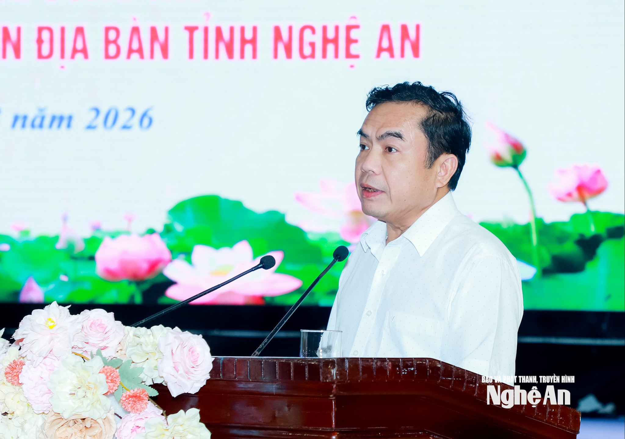 Đồng ch&iacute; Ho&agrave;ng Sỹ Kiện - Gi&aacute;m đốc Ban Quản l&yacute; dự &aacute;n c&ocirc;ng tr&igrave;nh giao th&ocirc;ng Nghệ An ph&aacute;t biểu tại hội nghị. Ảnh: Th&agrave;nh Duy