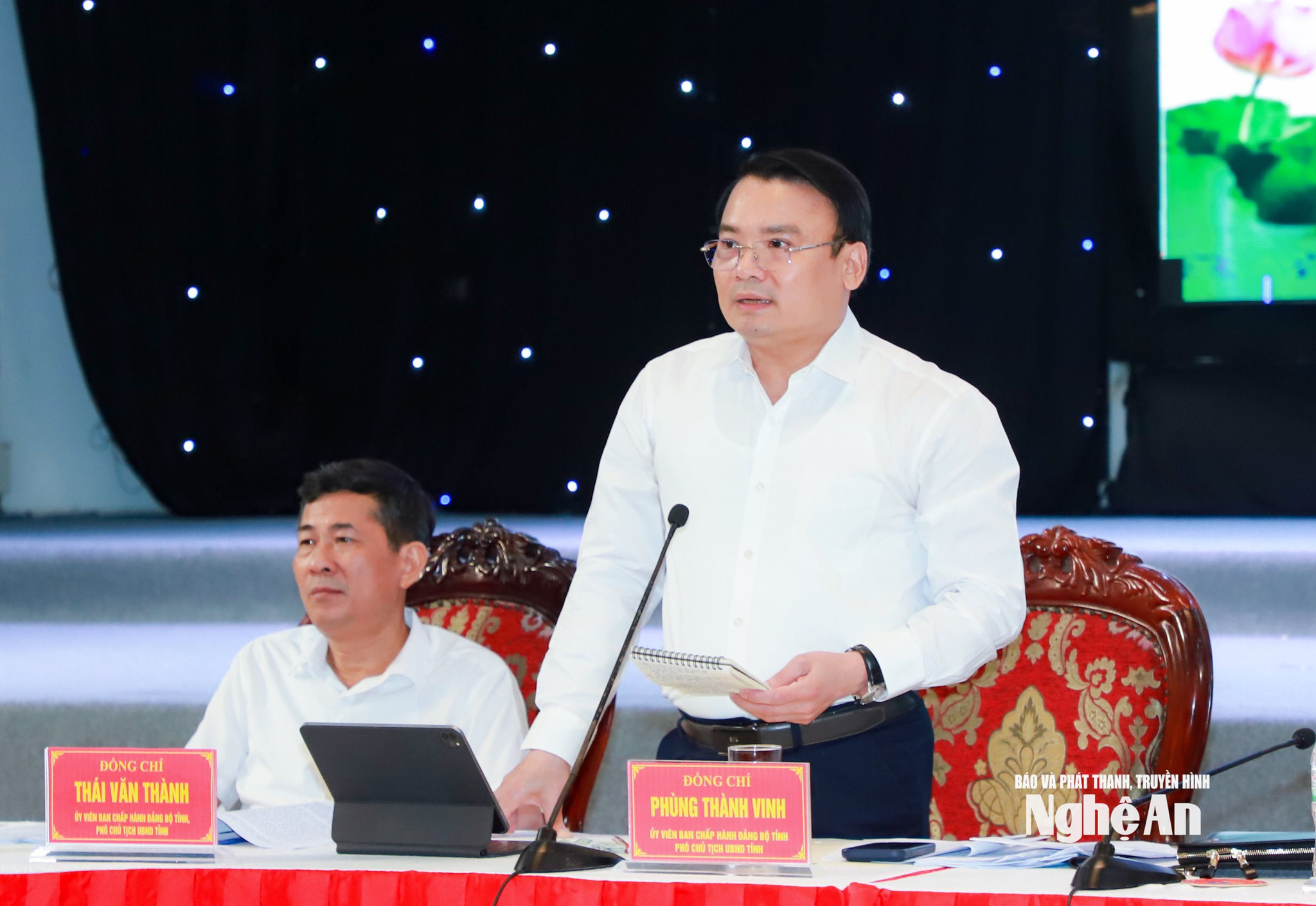 Đồng ch&iacute; Ph&ugrave;ng Th&agrave;nh Vinh - Ủy vi&ecirc;n Ban Chấp h&agrave;nh Đảng bộ tỉnh, Ph&oacute; Chủ tịch UBND tỉnh điều h&agrave;nh hội nghị. Ảnh: Th&agrave;nh Duy