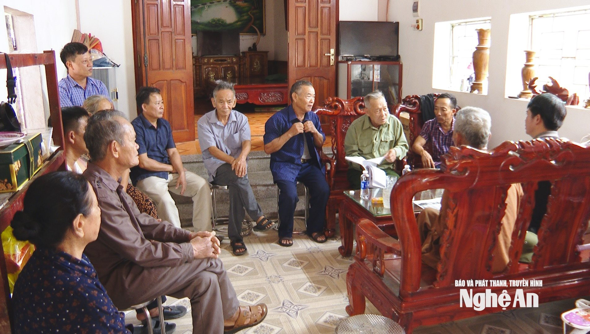 Người dân bức xúc. Ảnh Nguyễn Toàn