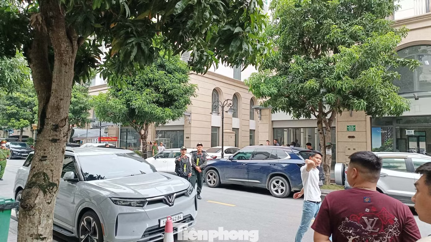 Nóng: Khám xét nơi ở của Huấn Hoa Hồng - Ảnh 2.