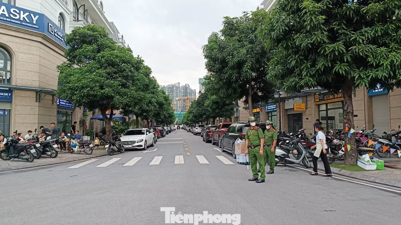 Nóng: Khám xét nơi ở của Huấn Hoa Hồng - Ảnh 1.