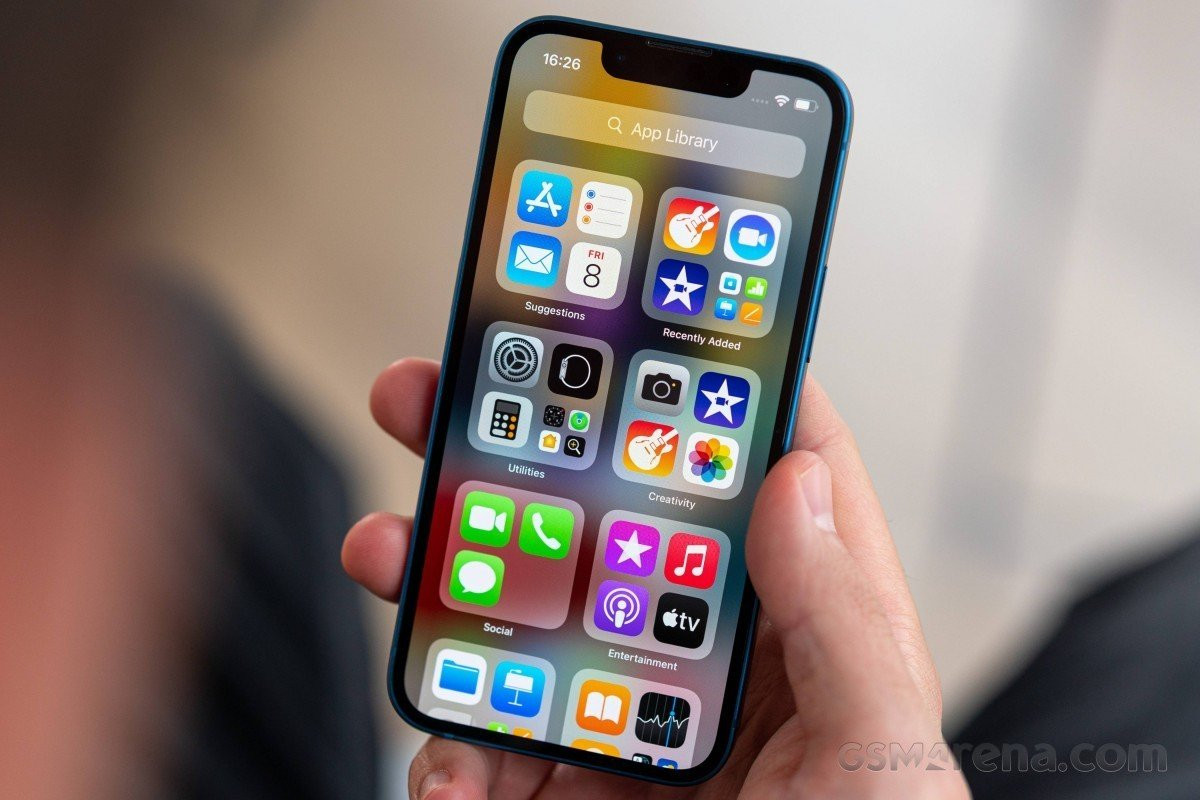 06-1786000595-day-la-iphone-re-nhat-viet-nam-co-man-oled-camera-kep-va-5g-van-cuc-ngon-so-voi-iphone-17