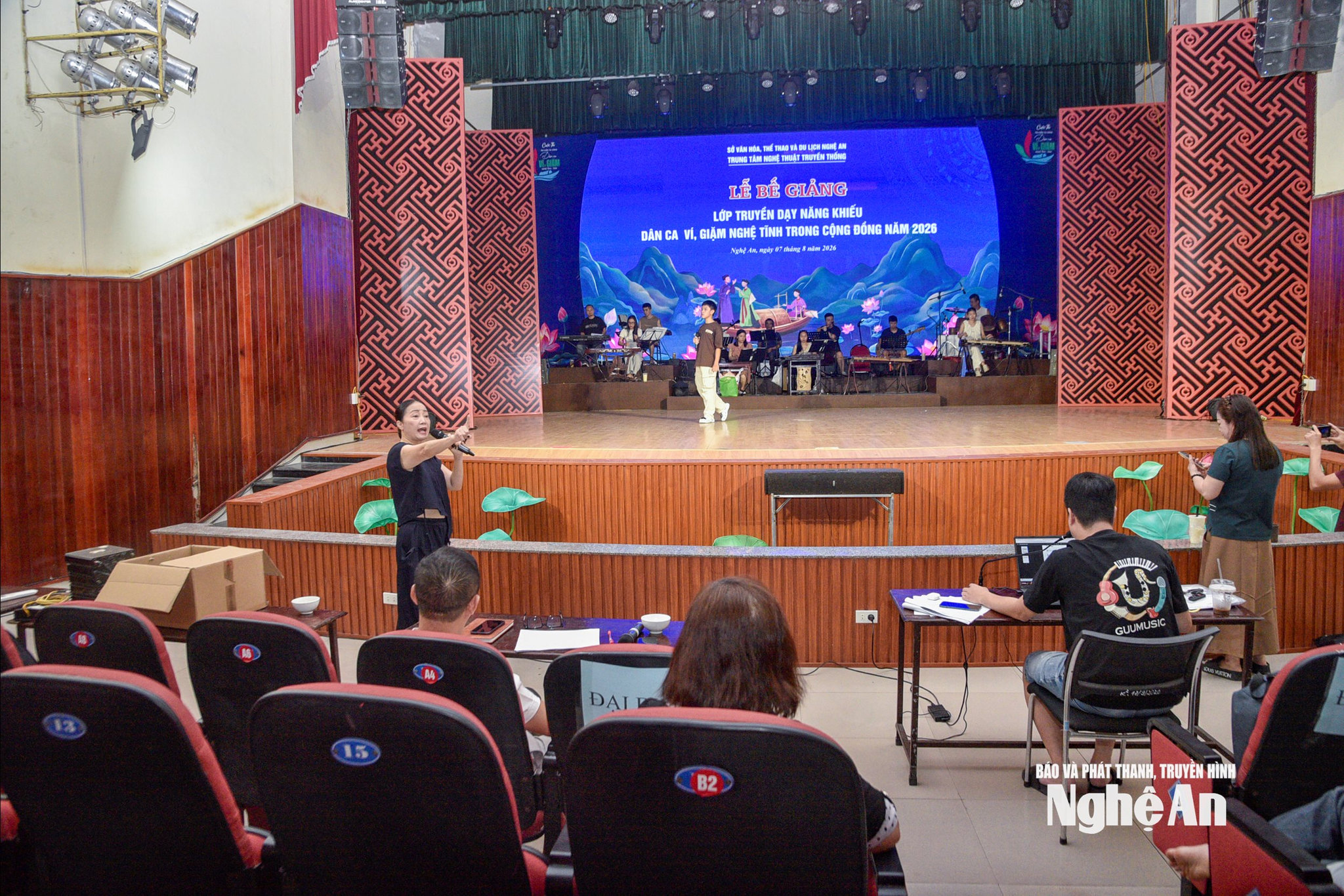 Từ sân khấu đến hàng ghế khán phòng, buổi ghép nhạc là sự phối hợp liên tục giữa thí sinh, dàn nhạc và bộ phận chuyên môn. Mỗi tiết mục được theo dõi kỹ, góp ý và điều chỉnh từng chi tiết trước vòng chung khảo. Ảnh: Minh Quân