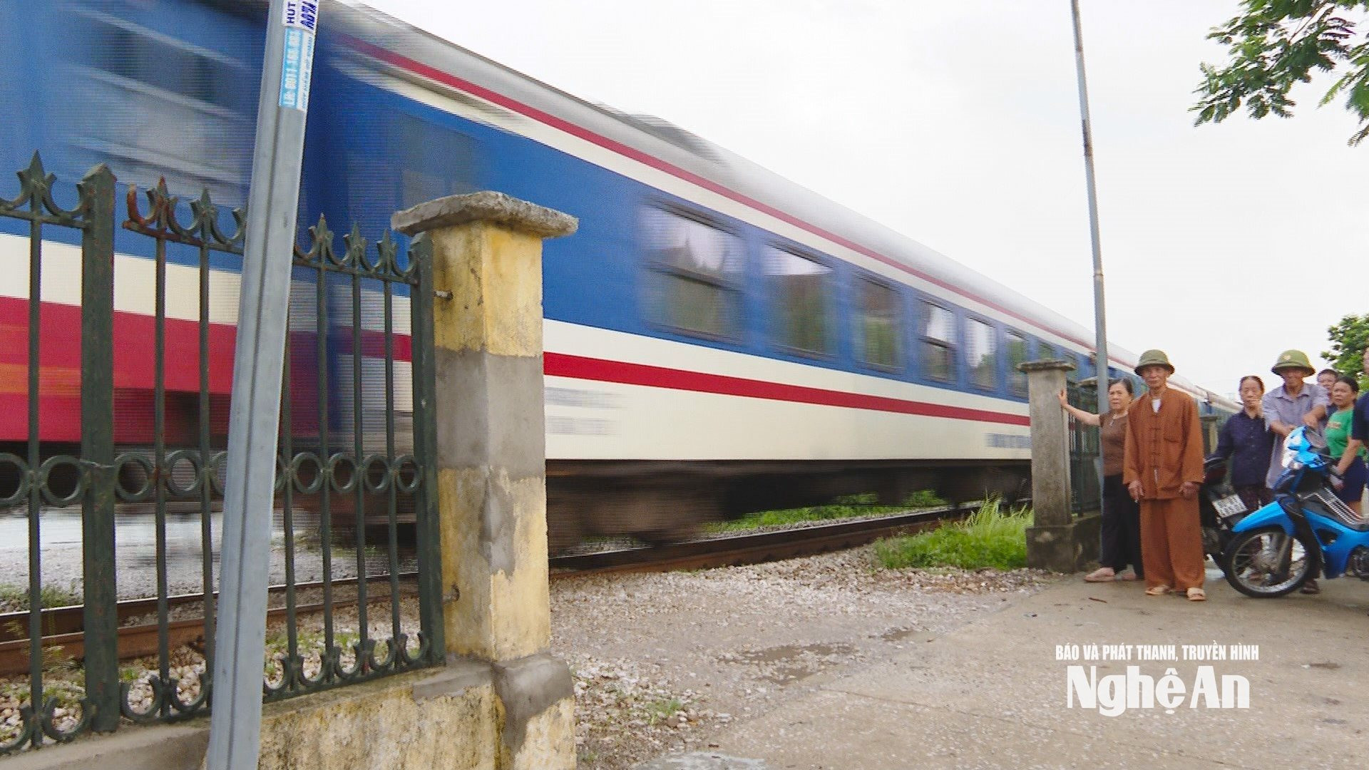 Những chuyến tàu đi qua để lại nỗi lo cho người dân tại Tổ dân cư số 3, khối 6, phường Hoàng Mai. Ảnh Nguyễn Toàn