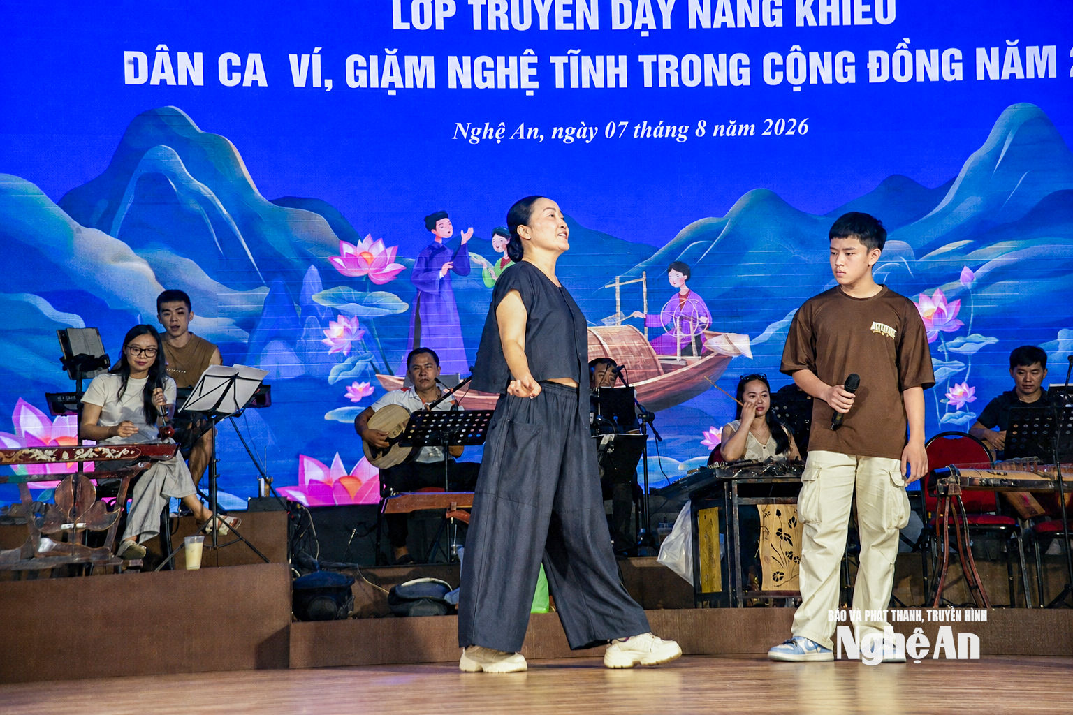 NSND Hồng Lựu trực tiếp thị phạm cách trình diễn trên sân khấu. Những chi tiết tưởng như nhỏ nhưng góp phần giúp thí sinh thể hiện đúng tinh thần của tác phẩm. Ảnh: Minh Quân