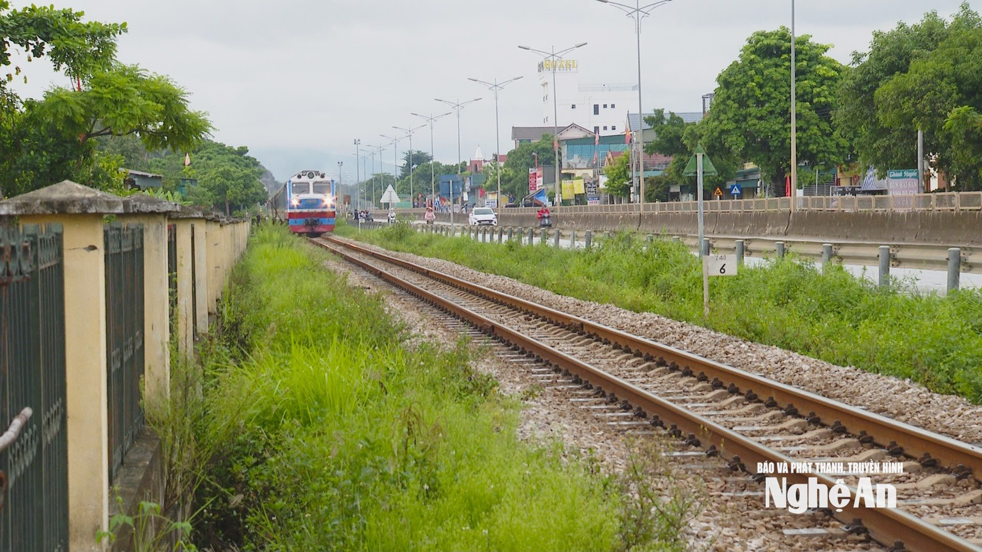 Tàu SE chạy qua địa bàn phường Hoàng Mai. Ảnh Nguyễn Toàn