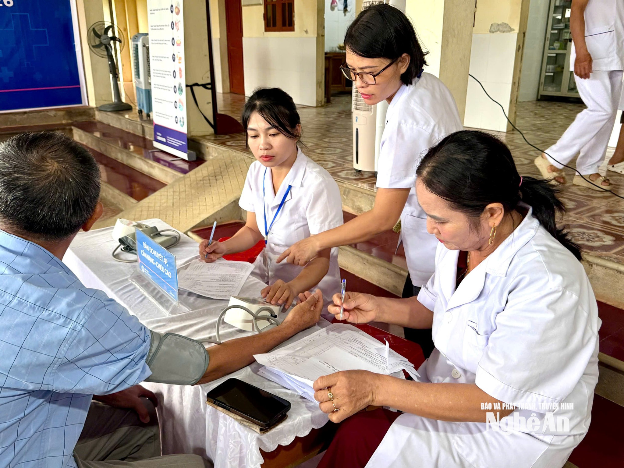  Trực tiếp khám bệnh cho người tại các trạm y tế cơ sở xã.