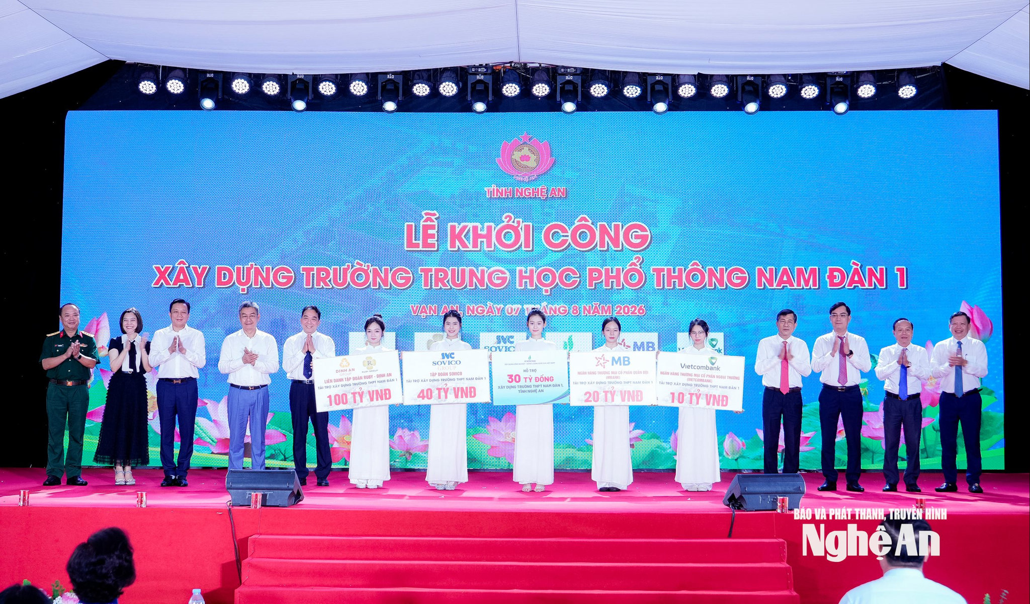 C&aacute;c nh&agrave; t&agrave;i trợ trao biển t&agrave;i trợ cho tỉnh Nghệ An để x&acirc;y dựng Trường THPT Nam Đ&agrave;n 1. Ảnh: Phạm Bằng