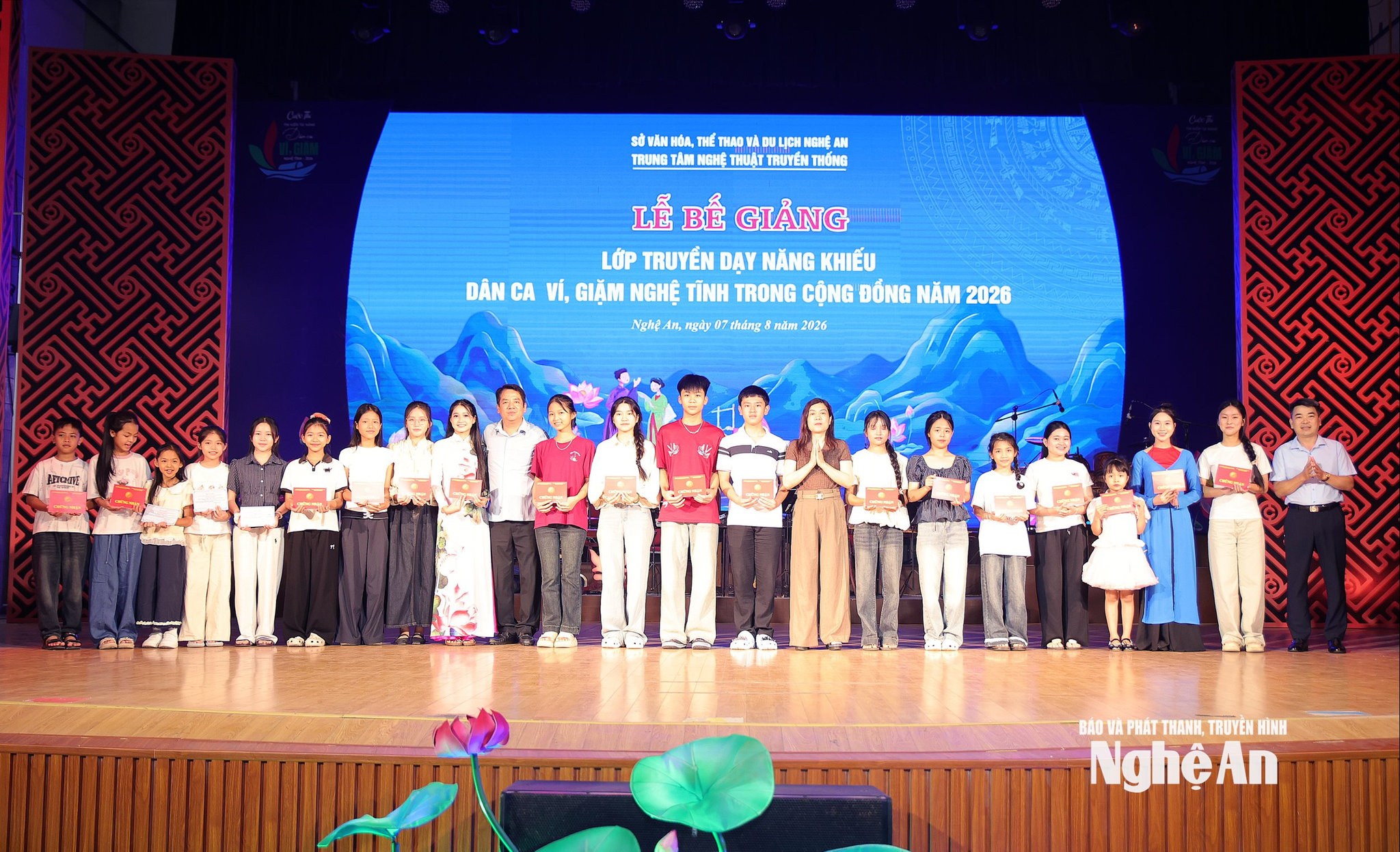 Đại diện Ban Tổ chức trao giấy chứng nhận cho các thí sinh. Ảnh: Thanh Quỳnh