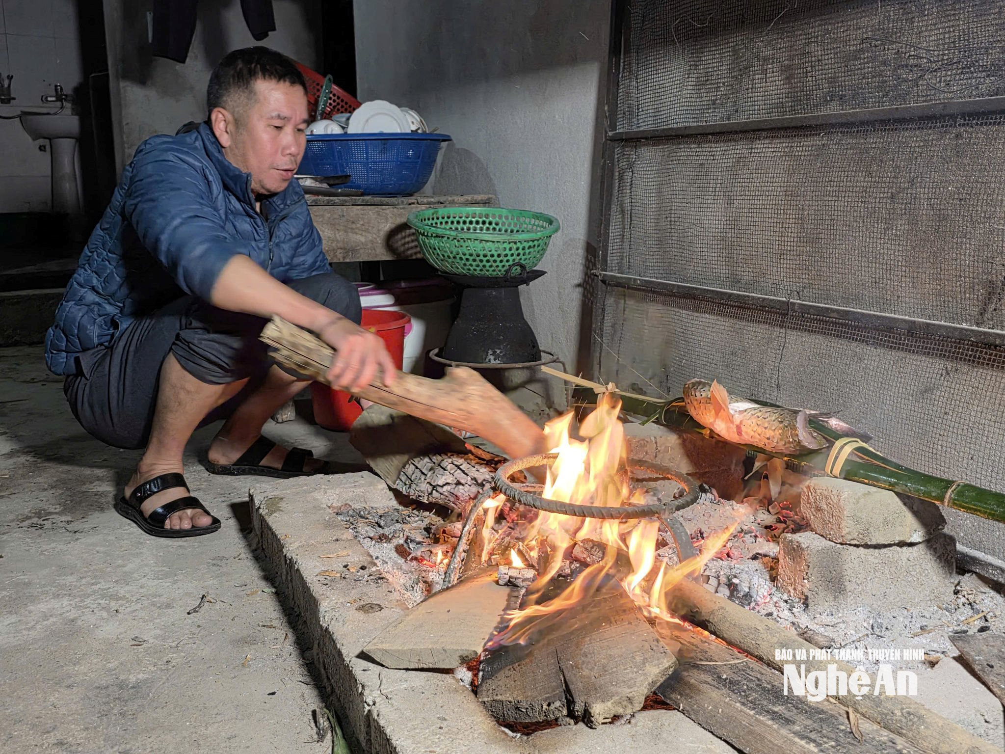 Công đoạn nướng cá đòi hỏi kiên trì. Ảnh Hoài Thu