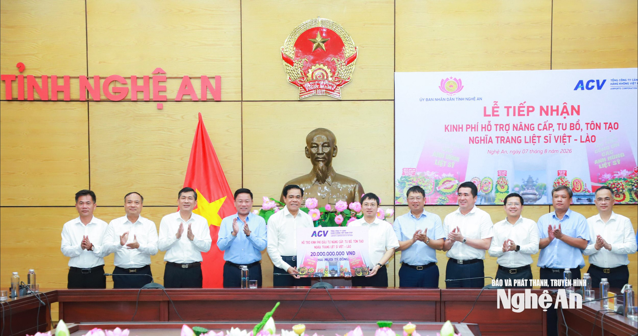 Chủ tịch UBND tỉnh Võ Trọng Hải và các đồng chí lãnh đạo tỉnh tiếp nhận kinh phí hỗ trợ của ACV để thực hiện Dự án nâng cấp, tu bổ và tôn tạo Nghĩa trang Liệt sĩ Việt - Lào tại xã Anh Sơn. Ảnh: Thành Duy