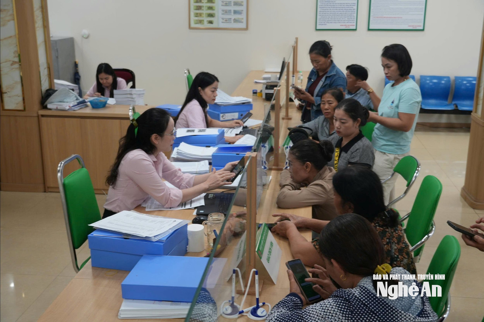 Người dân đến giao dịch và tím hiểu về các khoản vay HSSV. Ảnh - Mỹ Hà