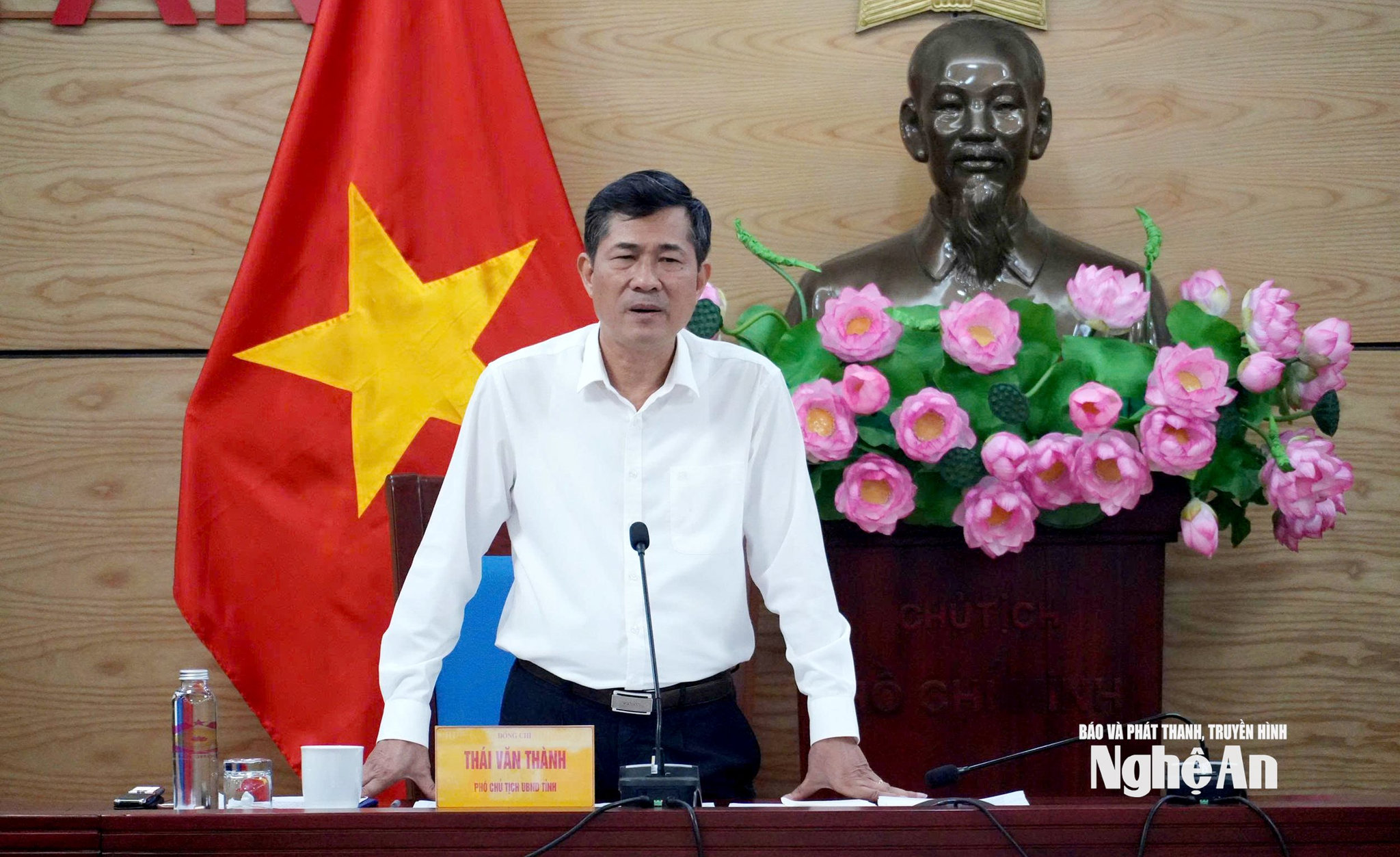 Phó Chủ tịch UBND tỉnh Thái Văn Thành phát biểu tại cuộc họp. Ảnh - Mỹ Hà