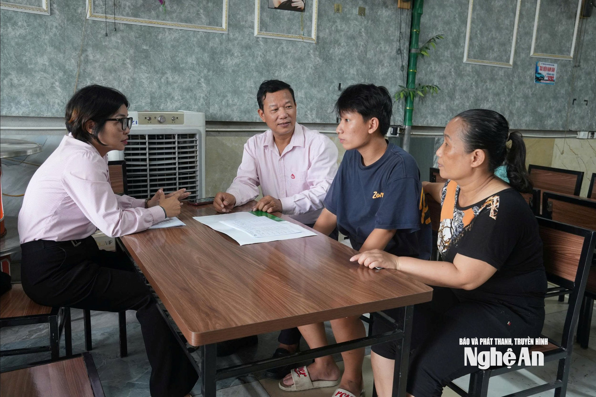 Phòng Giao dịch NHCS XH Nam Đàn trao đổi với một gia đình đang vay vốn cho HSSV theo học ngành STEM. Ảnh - Mỹ Hà