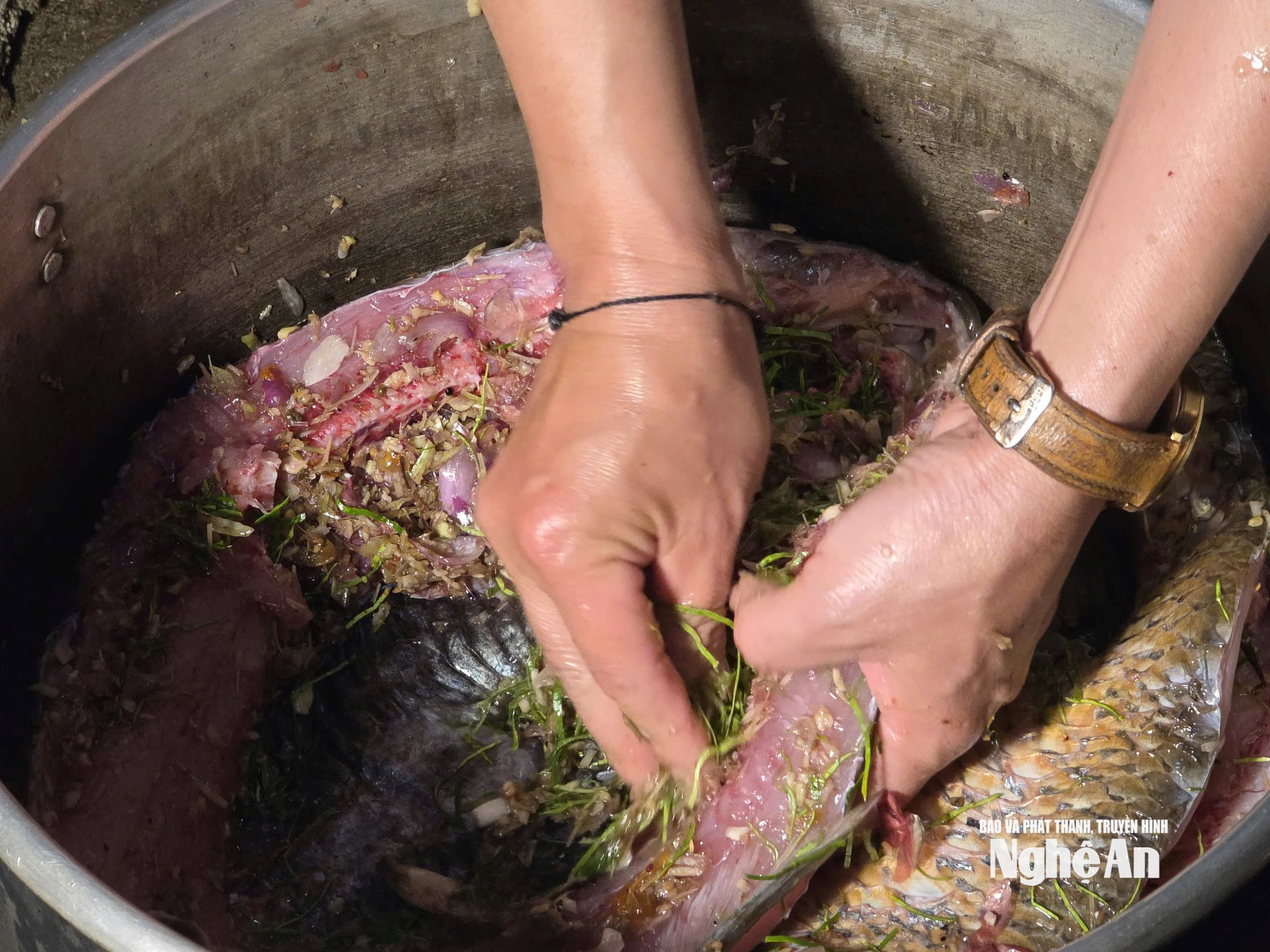 Tẩm ướp gia vị. Ảnh Hoài Thu