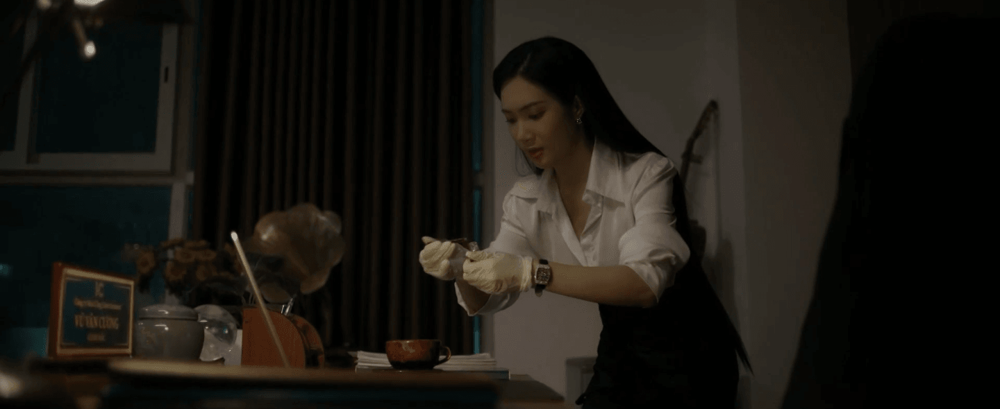 Cương đen cầm súng kiểm tra khu vực hành lang sau khi thấy bóng đen nghi vấn