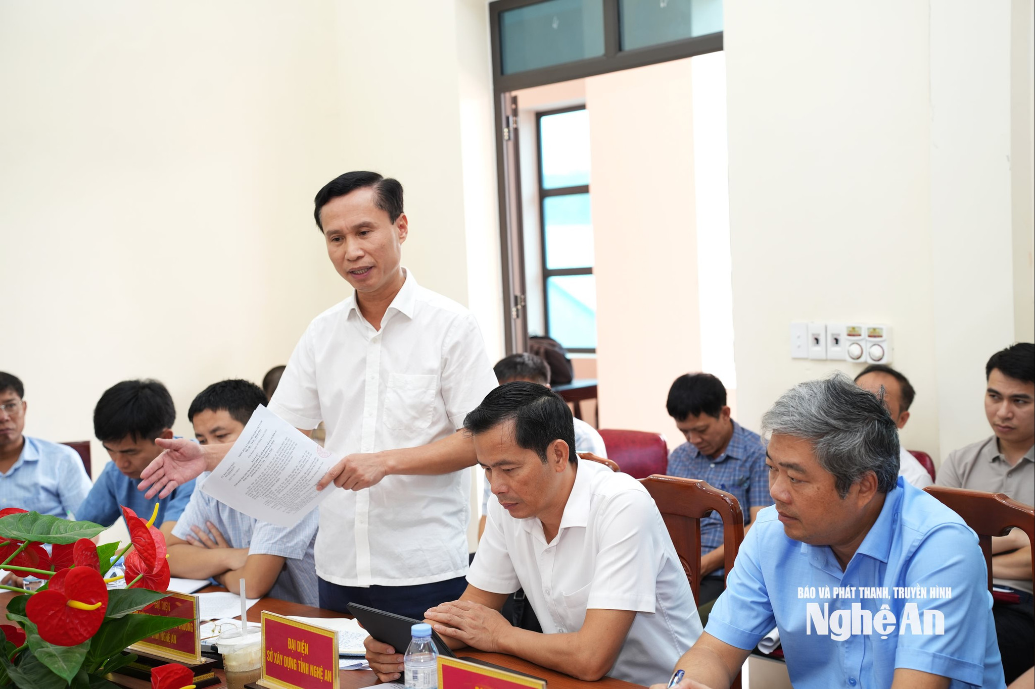 &Ocirc;ng Nhật - Ph&oacute; Gi&aacute;m đốc Sở NN&MT tham gia &yacute; kiến về ch&iacute;nh s&aacute;ch đất đai v&agrave; hỗ trợ đối với c&acirc;y ch&egrave;. Ảnh Nguyễn To&agrave;n