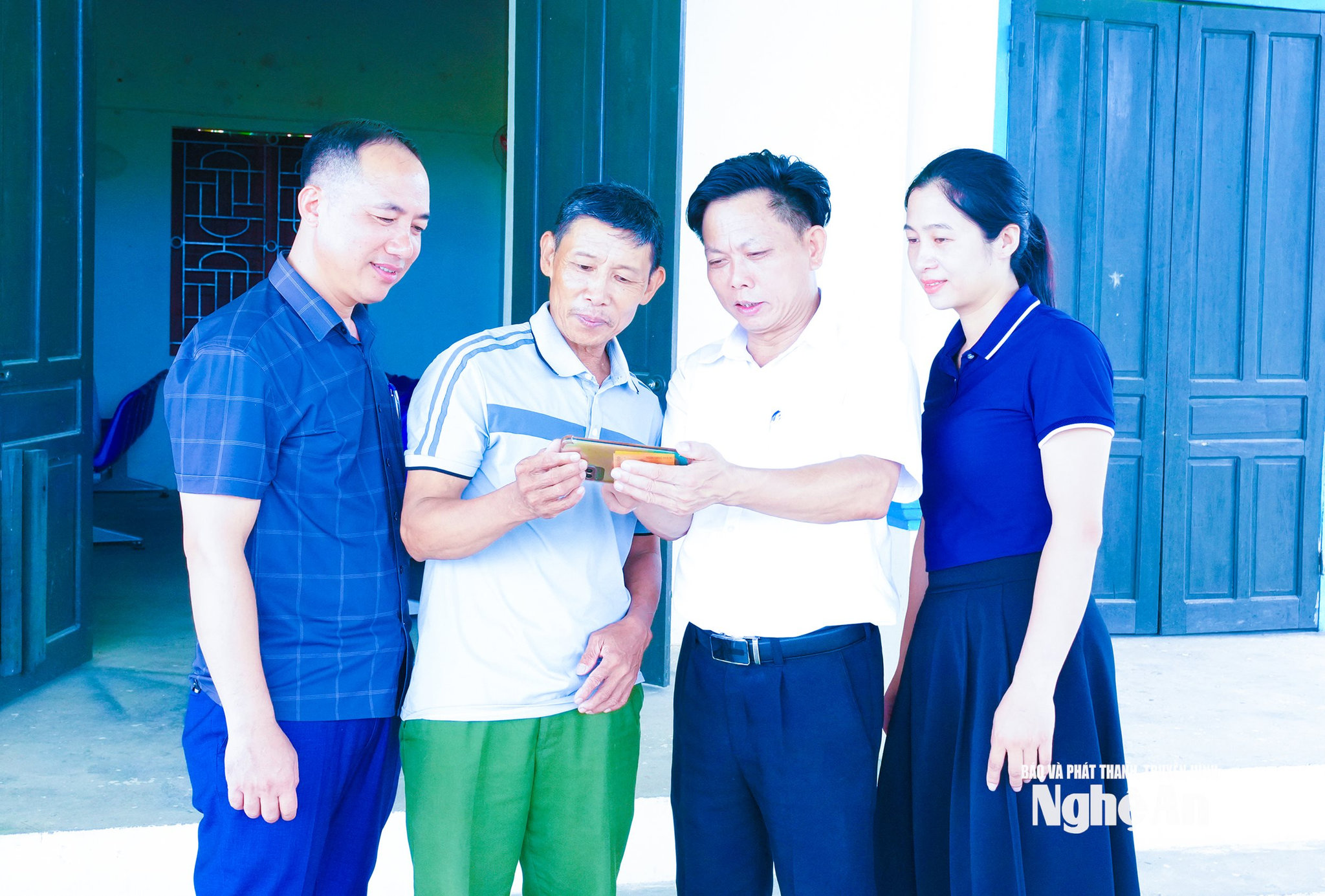 Cán bộ cấp uỷ xã Thiên Nhẫn và xóm Dương Liễu hướng dẫn đảng viên khai thác các dữ liệu của Đảng trên môi trường số. Ảnh Mai Hoa copy