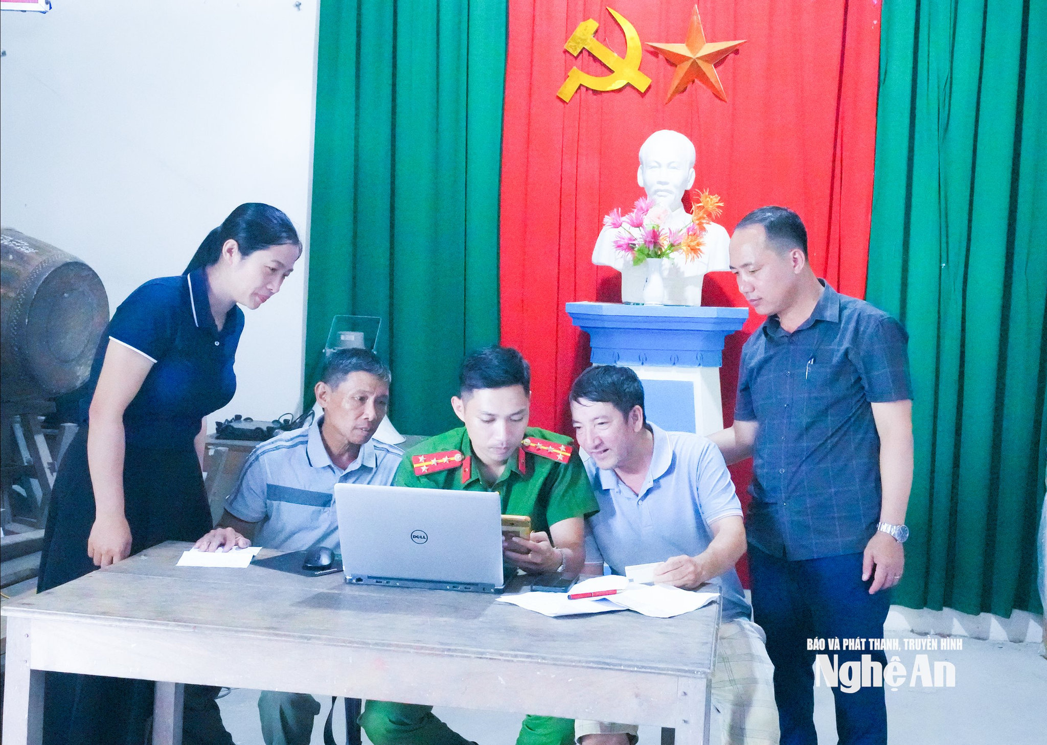 Cán bộ Công an xã Thiên Nhẫn cập nhật định danh mức độ 2 cho người dân. Ảnh Mai Hoa