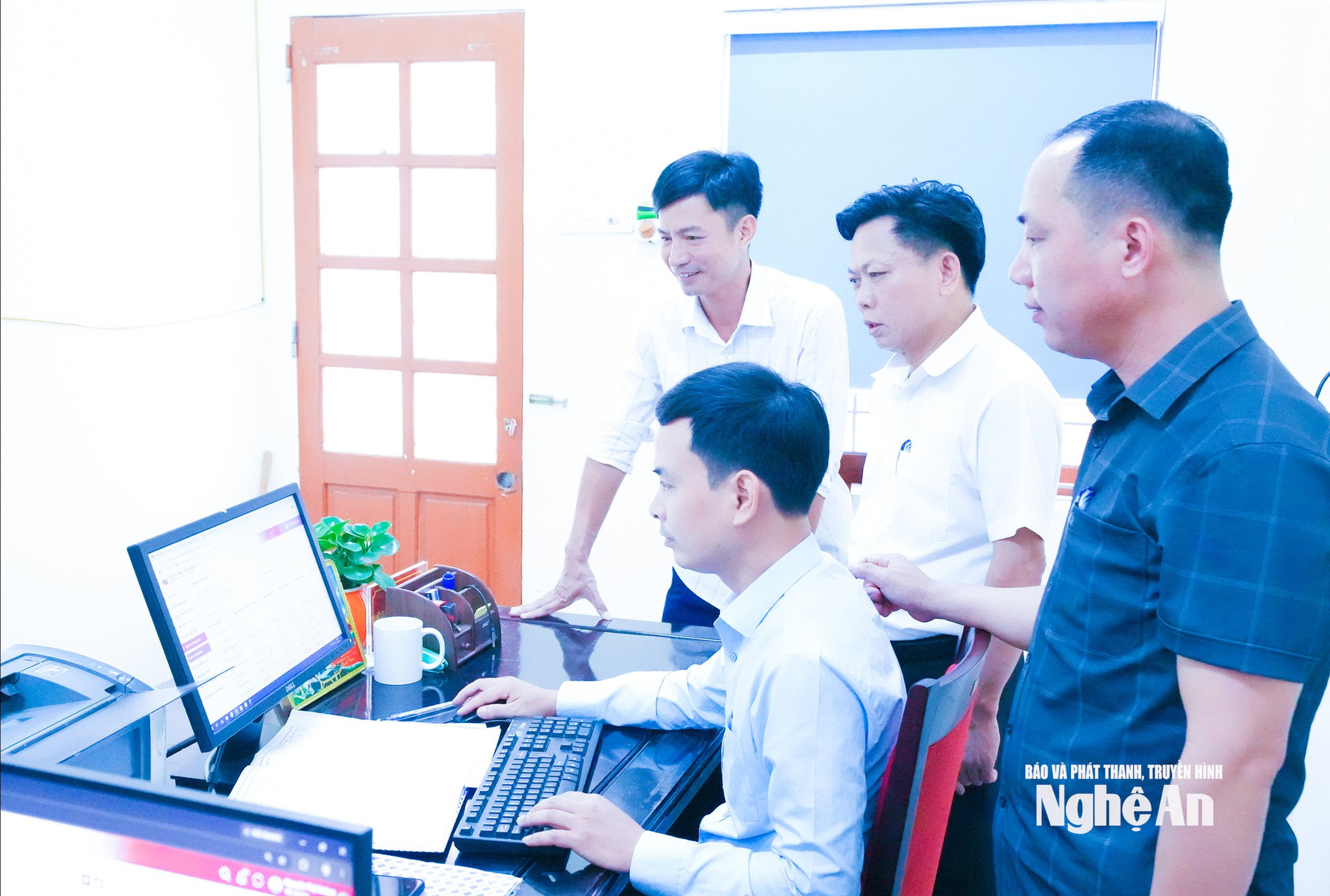 Lãnh đạo Đảng uỷ xã Thiên Nhẫn kiểm tra việc cập nhật và khai thác dữ liệu đảng viên. Ảnh Mai Hoa
