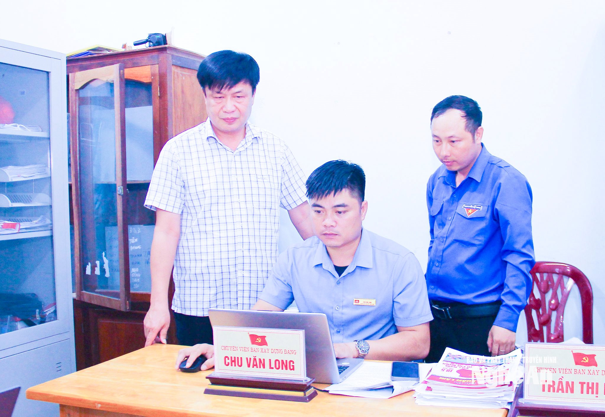 Lãnh đạo Đảng ủy xã Xuân Lâm kiểm tra việc cập nhật dữ liệu đảng viên trên Hệ thống cơ sở dữ liệu đảng viên 4.0 . Ảnh- Mai Hoa