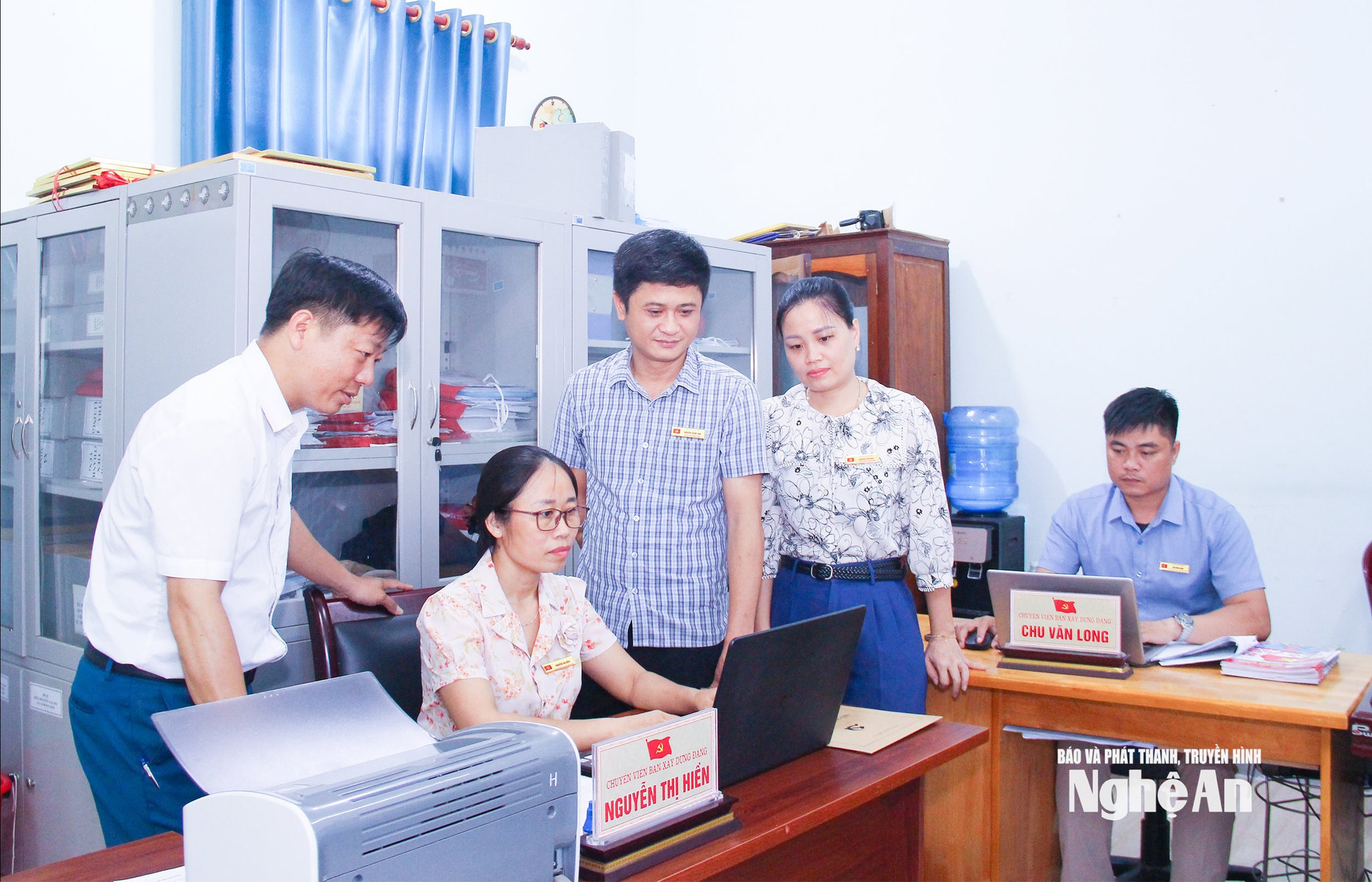Cán bộ Đảng uỷ xã Xuân Lâm kiểm tra việc cập nhật dữ liệu đảng viên lên Hệ thống quản lý đảng viên 4.0 của chuyên viên Ban Xây dựng Đảng. Ảnh: Mai Hoa