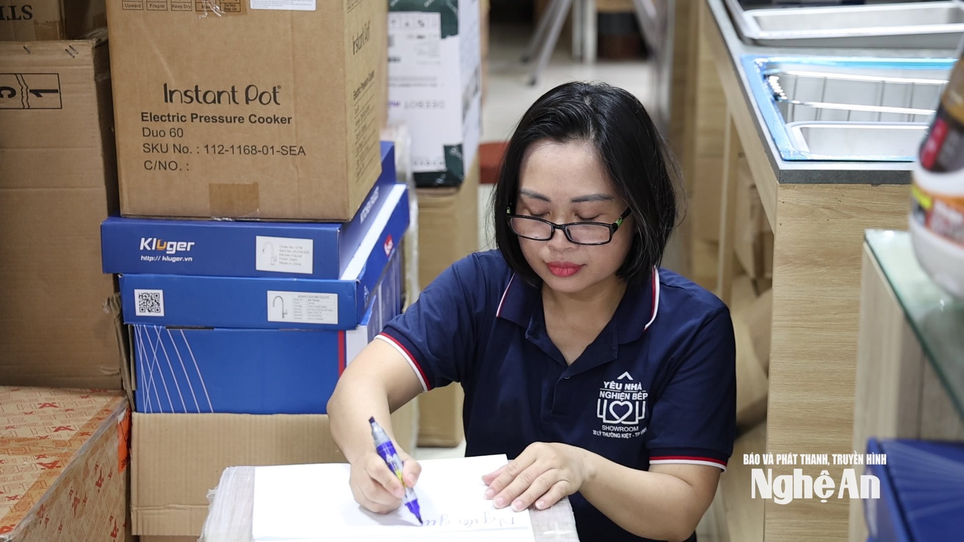 Đóng hàng gửi khách hàng mua online