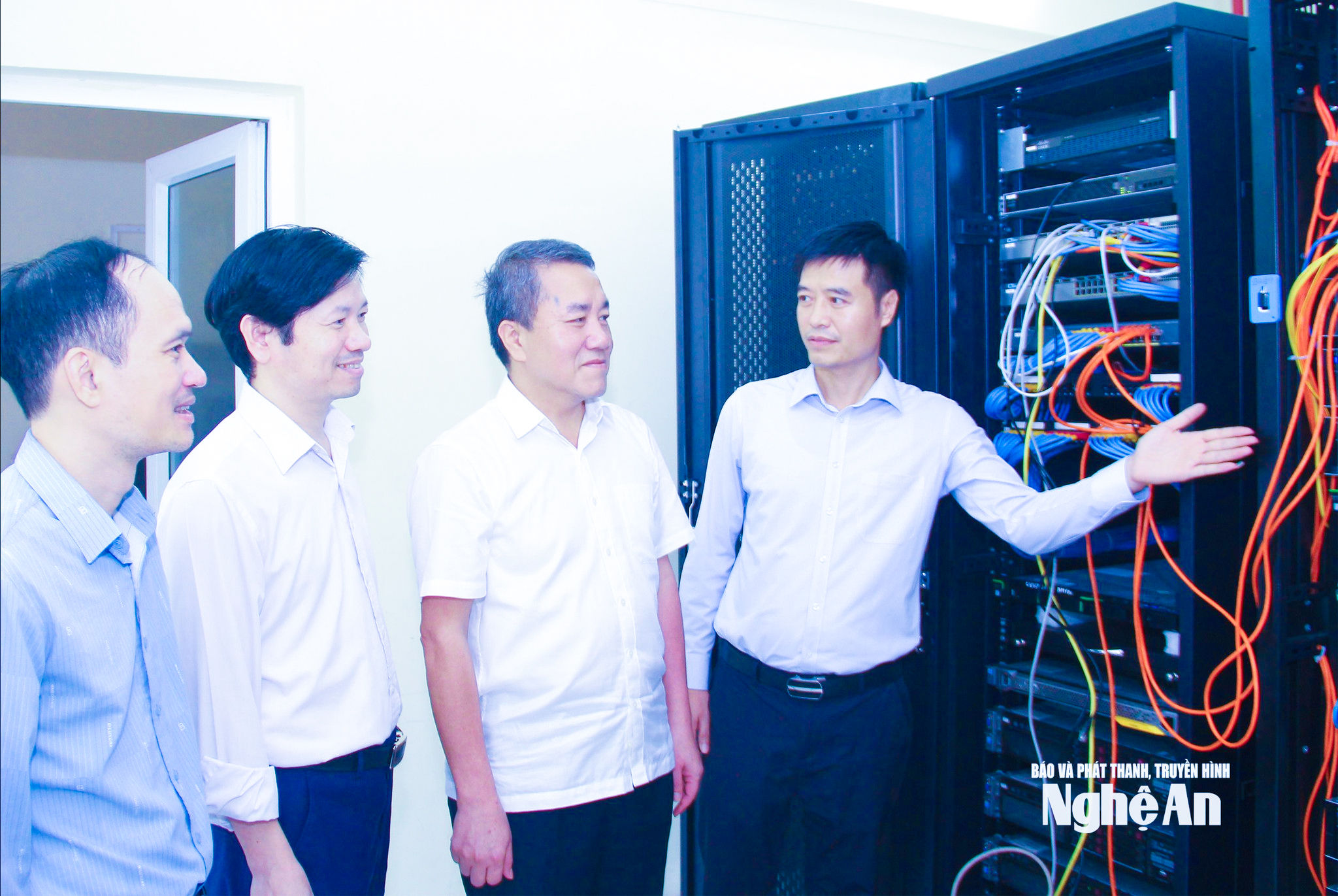 Lãnh đạo Văn phòng Tỉnh uỷ kiểm tra trung tâm dữ liệu của Tỉnh uỷ. Ảnh- Mai Hoa
