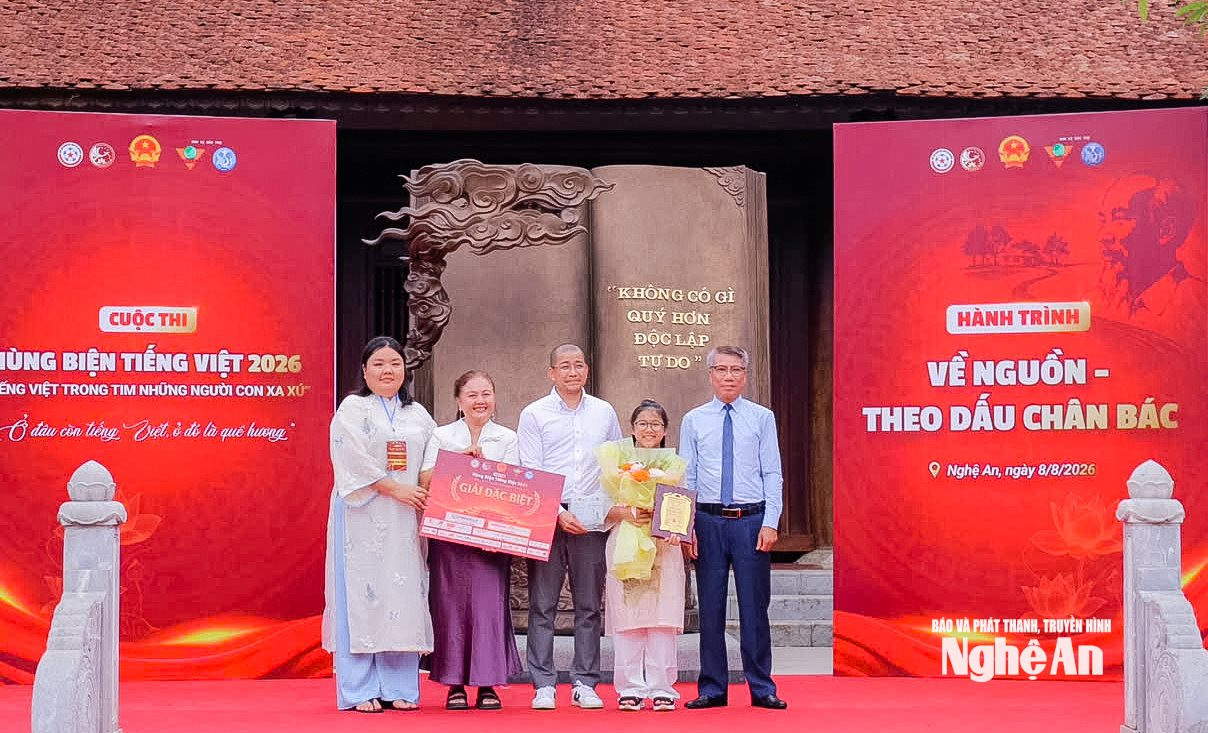 Ban Tổ chức Cuộc thi và đơn vị đồng hành trao Giải đặc biệt cho thí sinh Trần Vũ Hạnh My. 