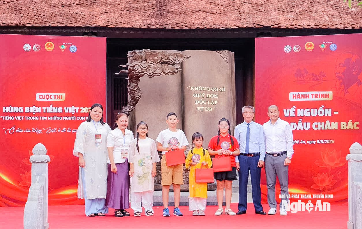  Trao thưởng cho các thí sinh xuất sắc đạt giải tại Cuộc thi Hùng biện tiếng Việt 2026