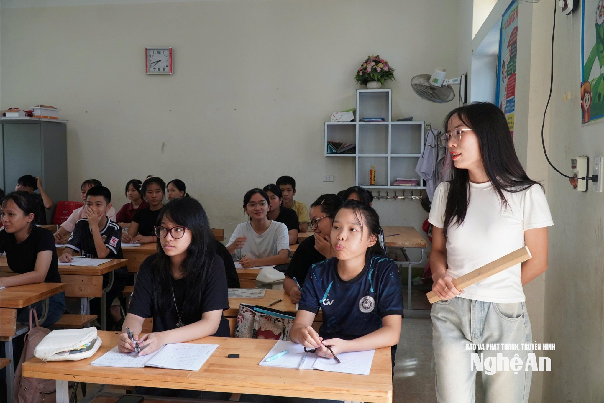 Cô giáo Nguyễn Thị Huyền và học sinh ở dự án Tiếng Trung về làng. Ảnh - Mỹ Hà