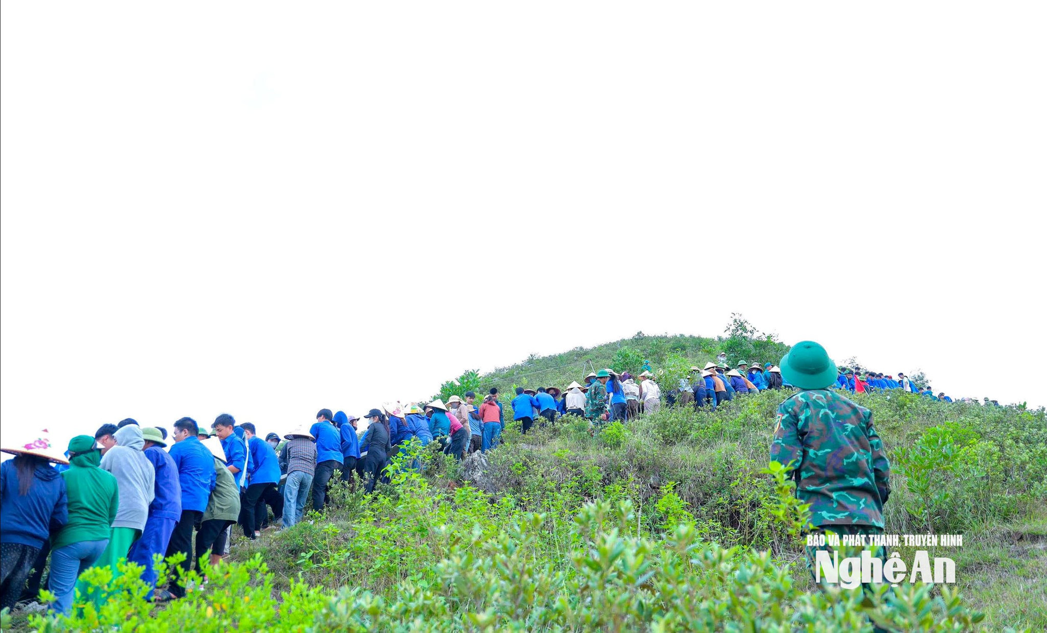 Đ&acirc;y l&agrave; giai đoạn quan trọng trong qu&aacute; tr&igrave;nh t&aacute;i tạo d&ograve;ng chữ &ldquo;B&Aacute;C HỒ SỐNG M&Atilde;I&rdquo; c&ocirc;ng tr&igrave;nh đ&atilde; hiện diện tr&ecirc;n N&uacute;i Nh&oacute;n hơn nửa thế kỷ.