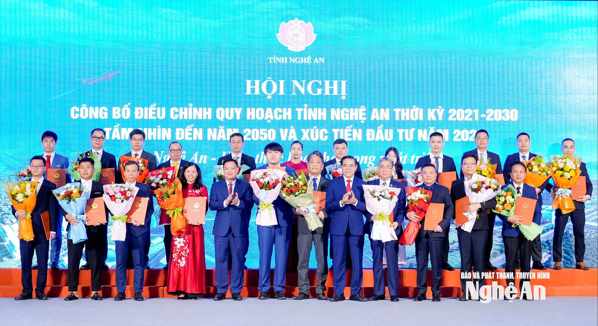 Các đồng chí lãnh đạo tỉnh trao quyết định chấp thuận chủ trương đầu tư, giấy chứng nhận đăng ký đầu tư và biên bản ghi nhớ, thỏa thuận hợp tác đầu tư