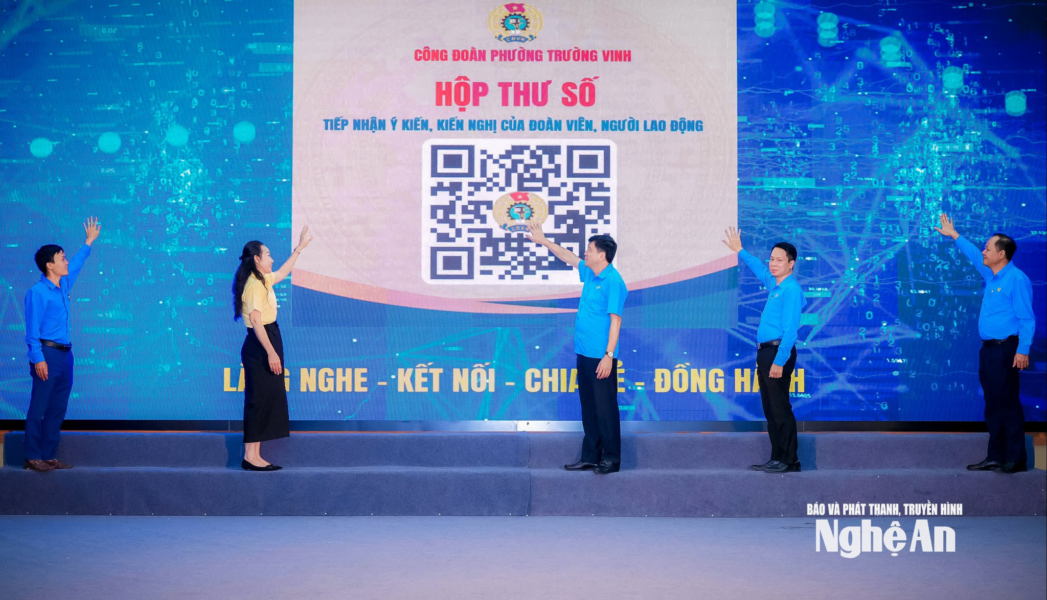Công đoàn phường Trường Vinh ra mắt mô hình Hộp thư số công đoàn nhằm tiếp nhận kịp thời các ý kiến, kiến nghị, phản ánh của đoàn viên, người lao động. Ảnh Hoàng Yến