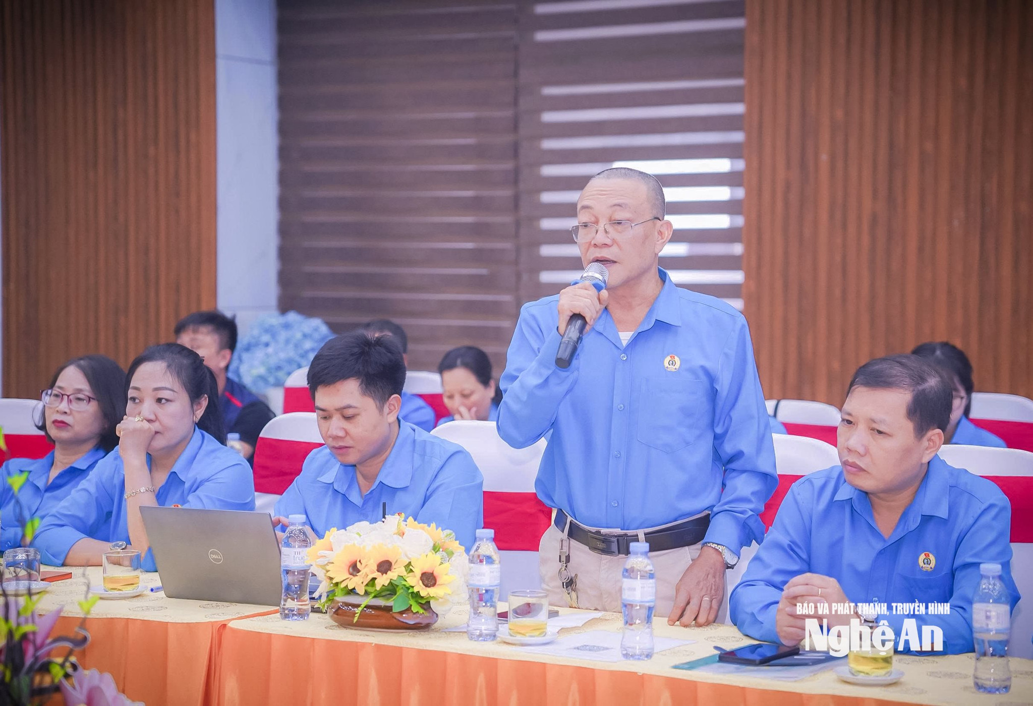 Đoàn viên Ban quản lý Chợ Vinh - Công đoàn phường Trường Vinh trao đổi về các vướng mắc về chế độ chính sách liên quan đến quyền lợi người lao động. Ảnh Hoàng Yến