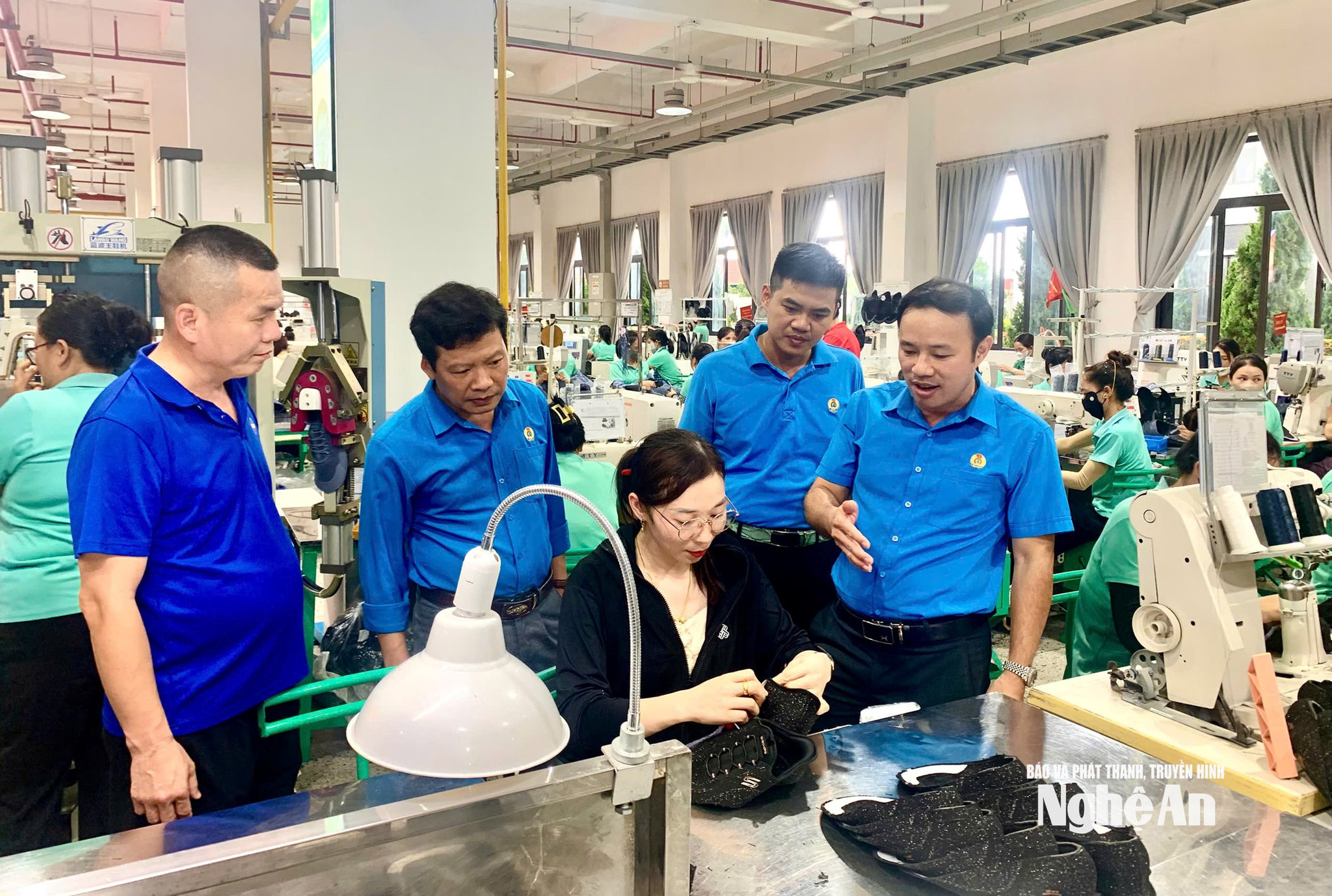 Đồng chí Cao Nguyên Hùng – Phó Chủ tịch LĐLĐ tỉnh trao đổi, nắm bắt tâm tư, nguyện vọng của đoàn viên, người lao động. Ảnh Hoàng Yến