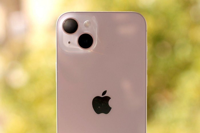 iPhone 14 Plus nổi bật với thời lượng pin dài và thiết kế khung nhôm nhẹ