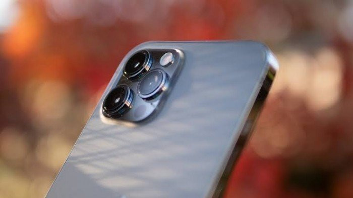 iPhone 12 Pro Max sở hữu khung viền thép không gỉ cùng cụm ba camera sau