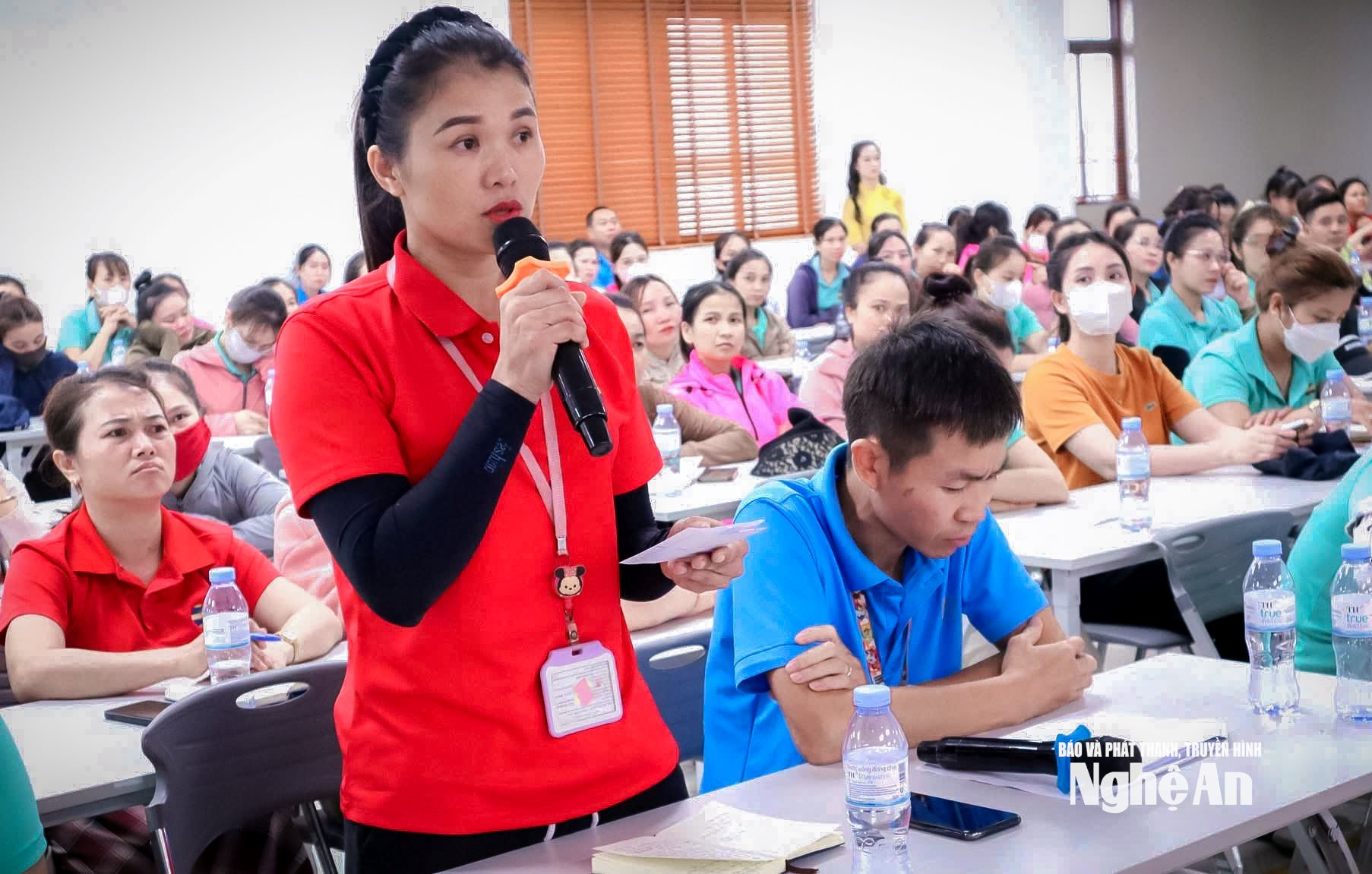 Người lao động Công ty TNHH Viet Glory nêu ý kiến, kiến nghị tại diễn đàn. Ảnh Hoàng Yến