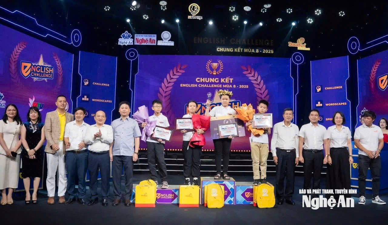 Giây phút đăng quang của quán quân English Challeng mùa 8 - sự tiếp nối liền mạch của chặng hành trình lan tỏa tri thức.