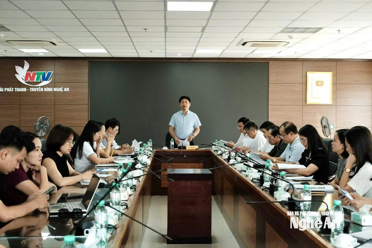 Khởi động mỗi mùa, Ban Tổ chức English Challenge đều họp bàn, lên chiến lược, duyệt format.